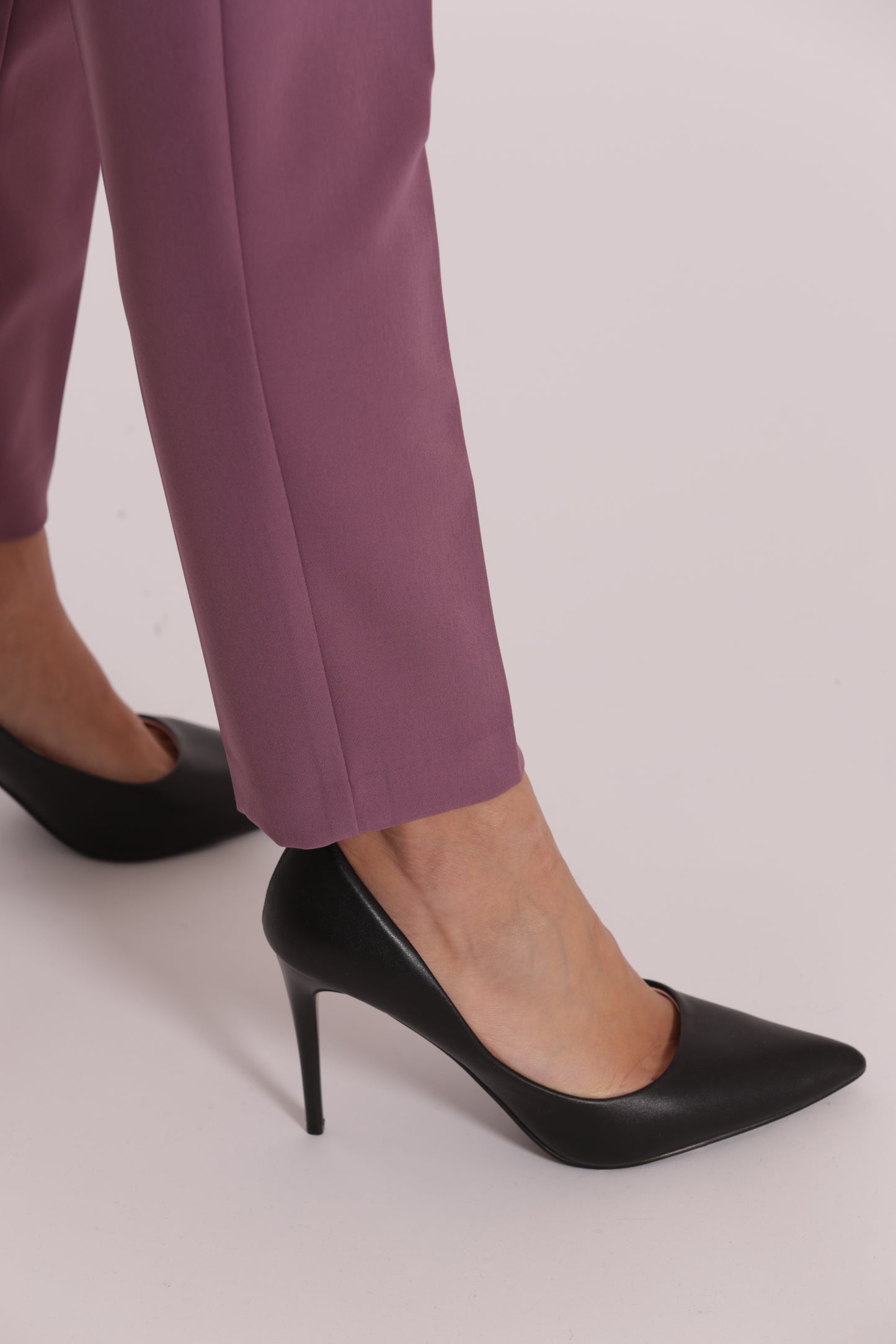 PANTALONE SIGARETTA CON ELASTICO DIETRO IN TESSUTO TECNICO