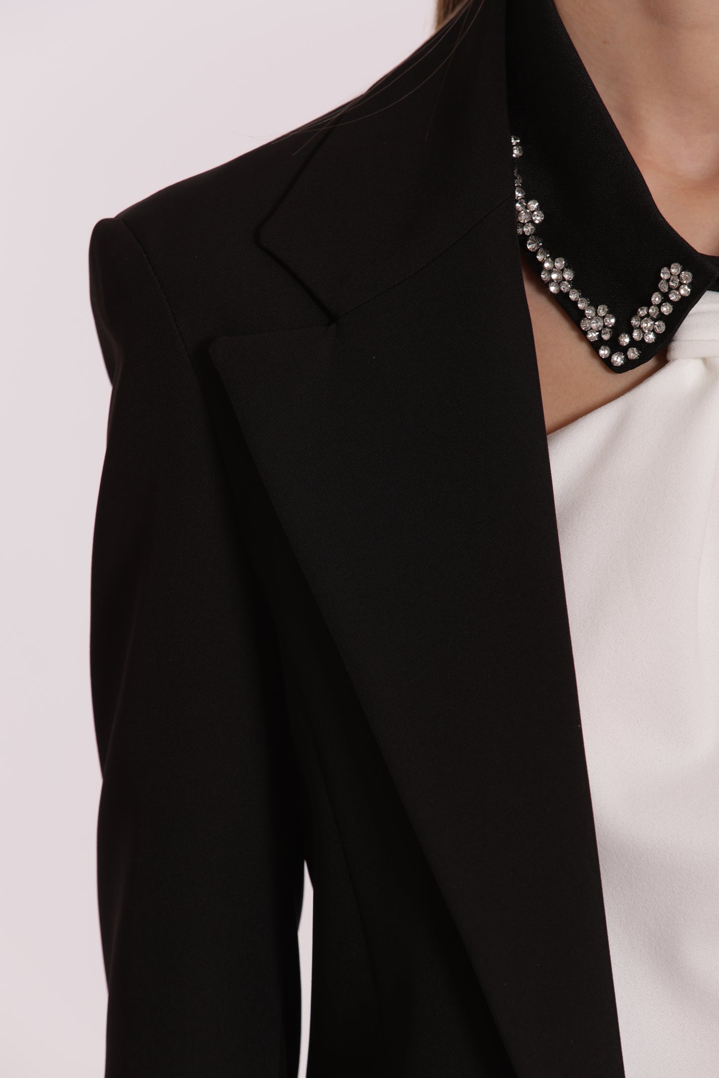 GIACCA CROPPED SENZA BOTTONI IN TESSUTO TECNICO