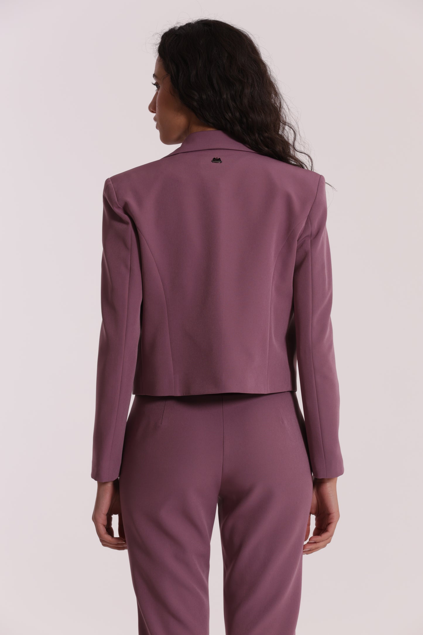 GIACCA CROPPED SENZA BOTTONI IN TESSUTO TECNICO