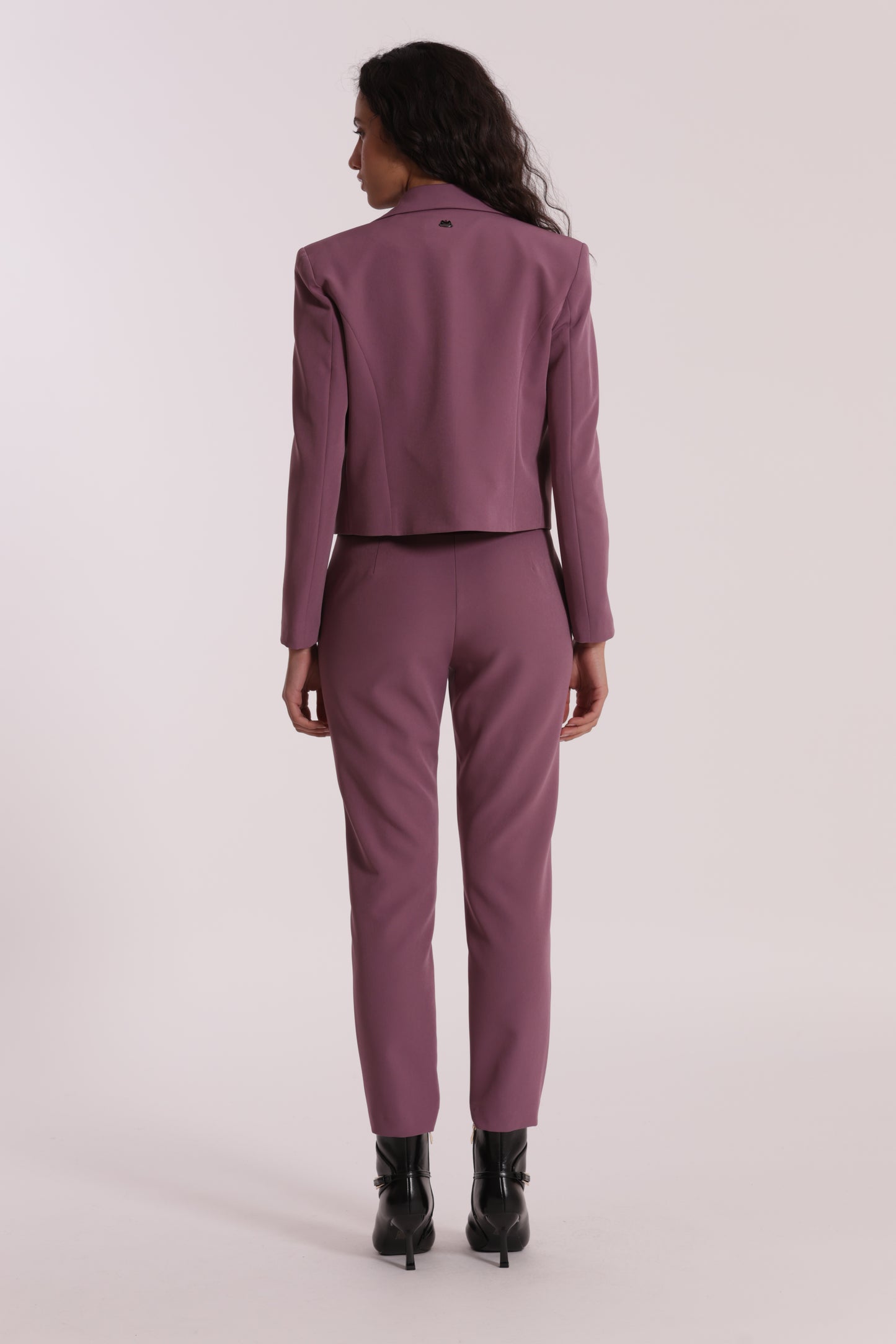 GIACCA CROPPED SENZA BOTTONI IN TESSUTO TECNICO