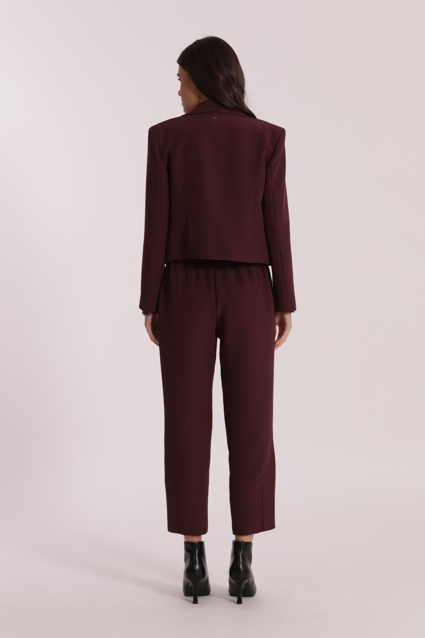 GIACCA CROPPED SENZA BOTTONI IN TESSUTO TECNICO