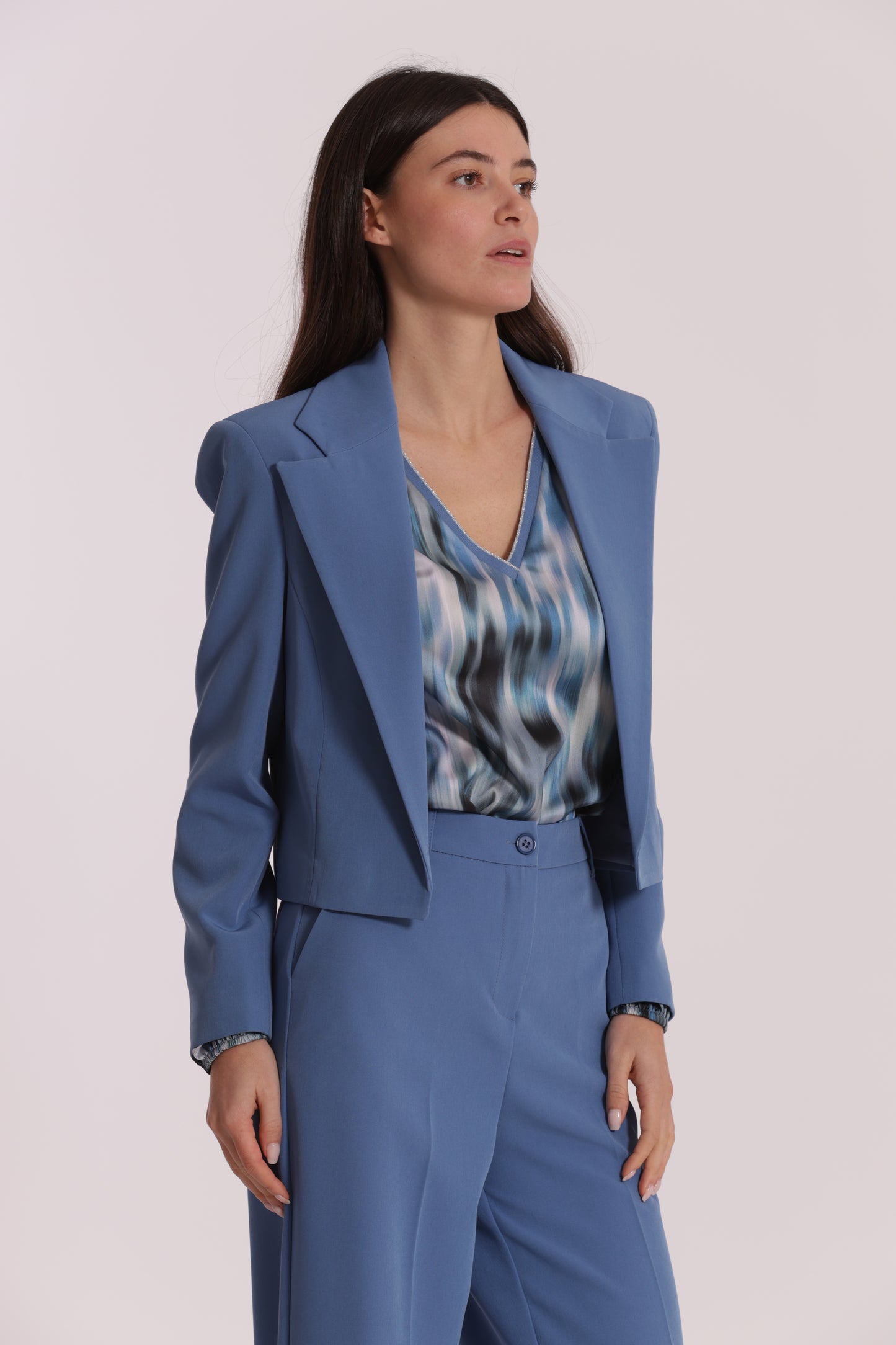 GIACCA CROPPED SENZA BOTTONI IN TESSUTO TECNICO