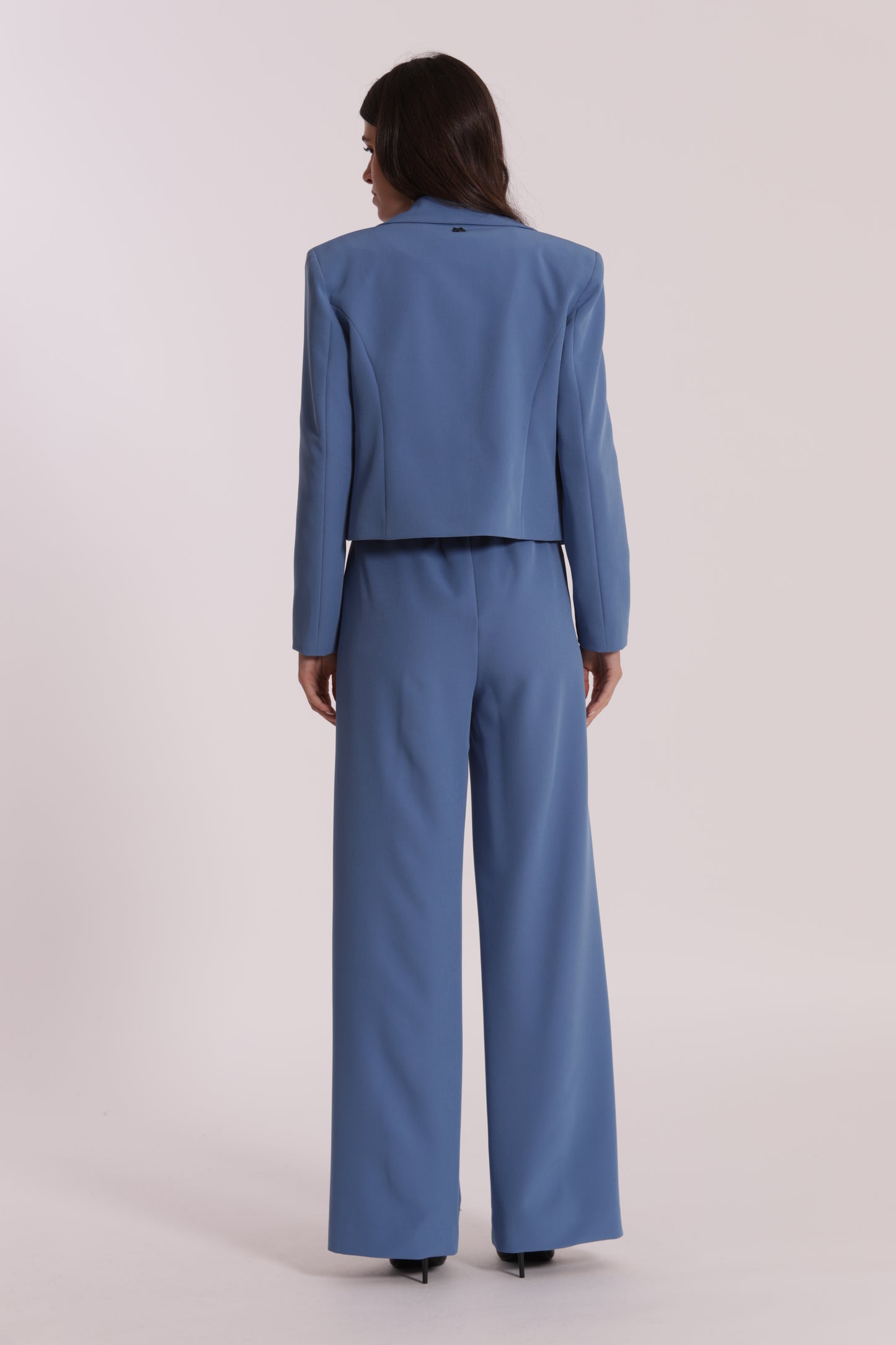 GIACCA CROPPED SENZA BOTTONI IN TESSUTO TECNICO
