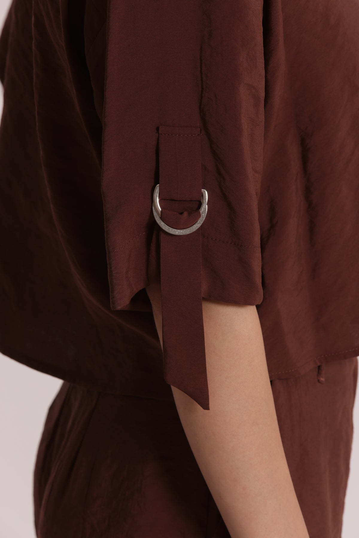 CAMICIA CROPPED CON FIBBIE SU MANICHE IN MODAL CUPRO