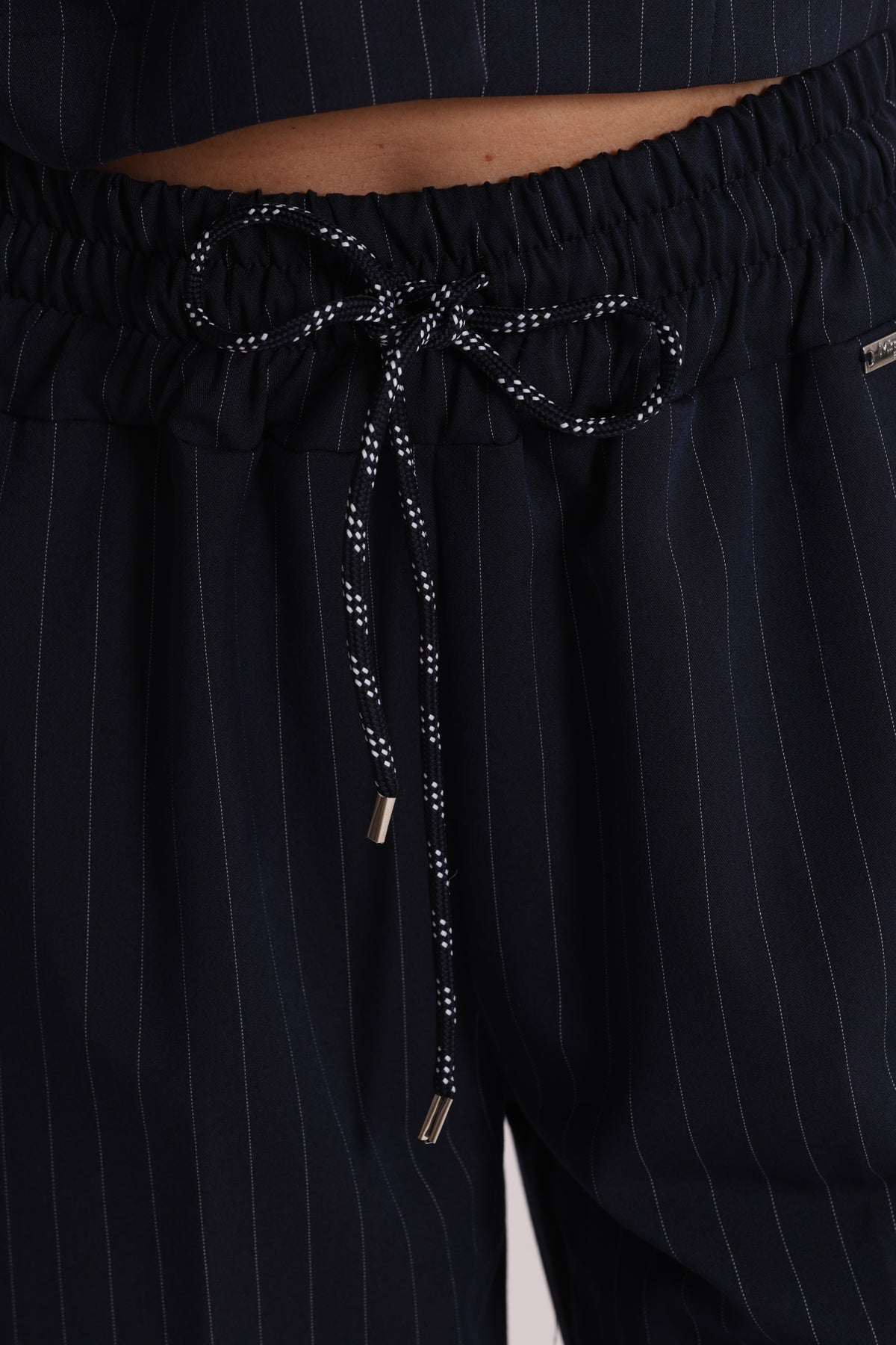 PANTALONE CROPPED CON ELASTICO IN VITA GESSATO