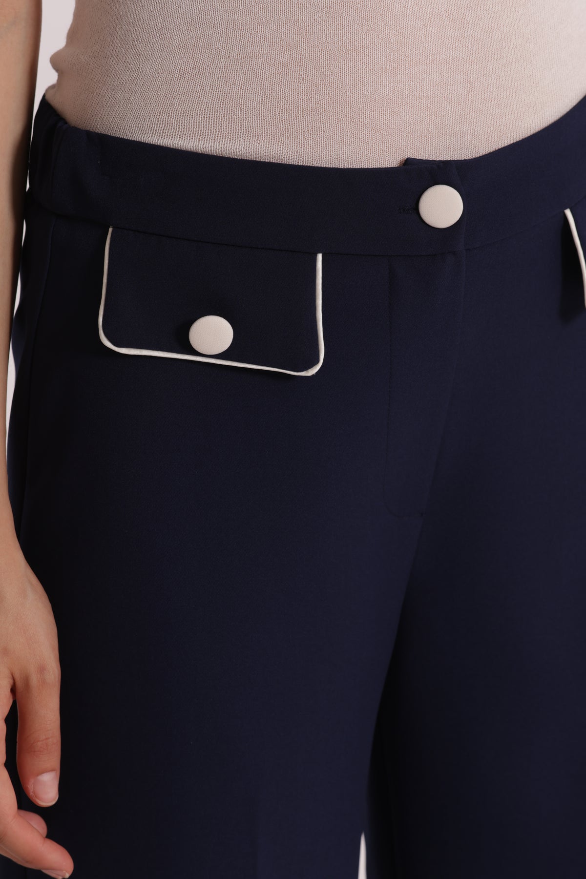PANTALONE CON BORDI A CONTRASTO