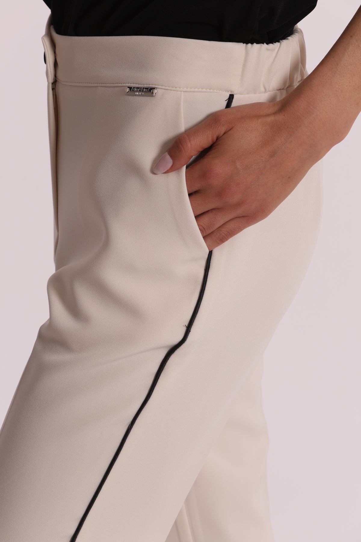PANTALONE CON BOTTONE A CONTRASTO
