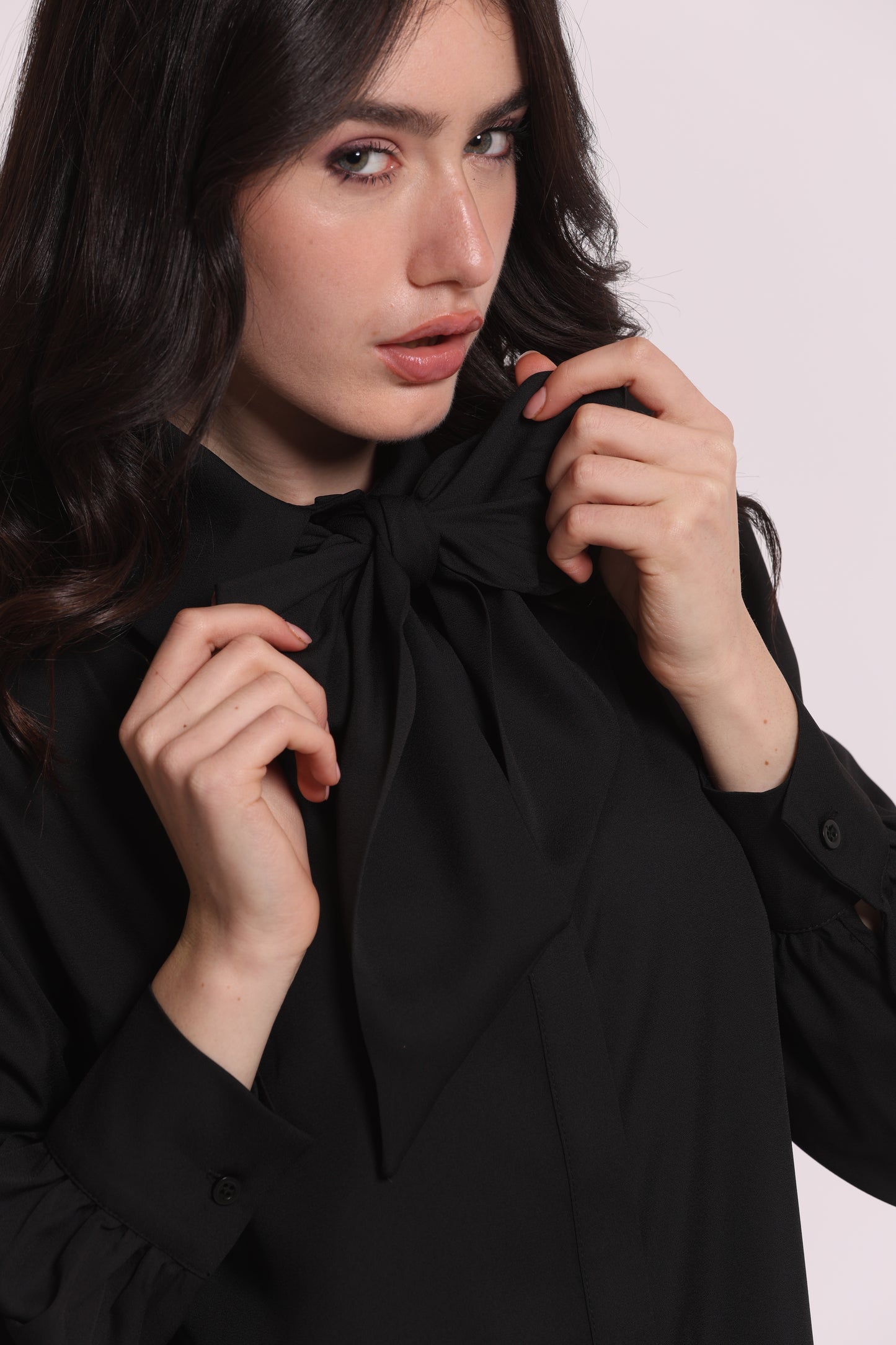 BLUSA CON SPALLINE E FIOCCO