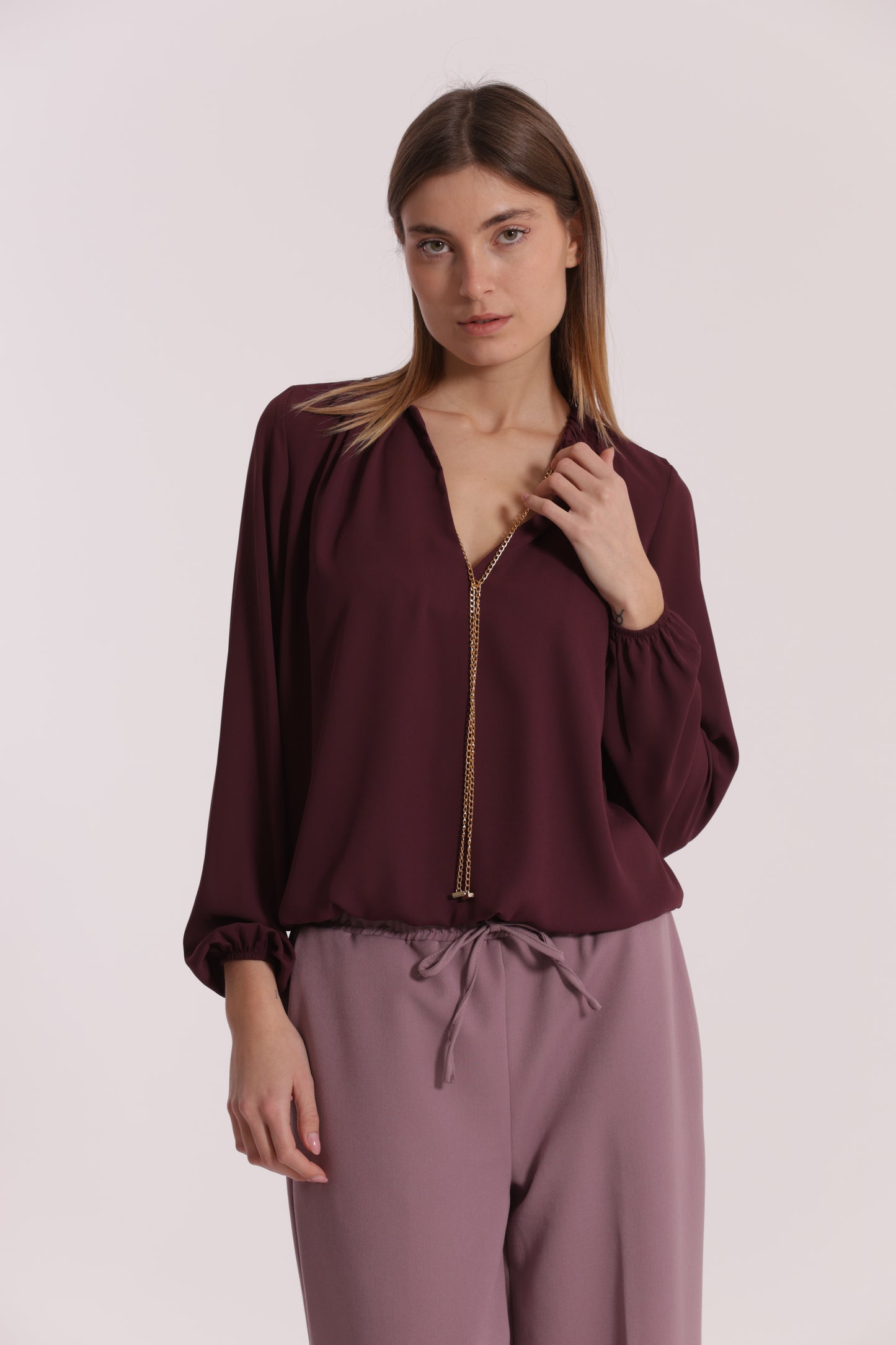 BLUSA CON DETTAGLIO CATENA REMOVIBILE