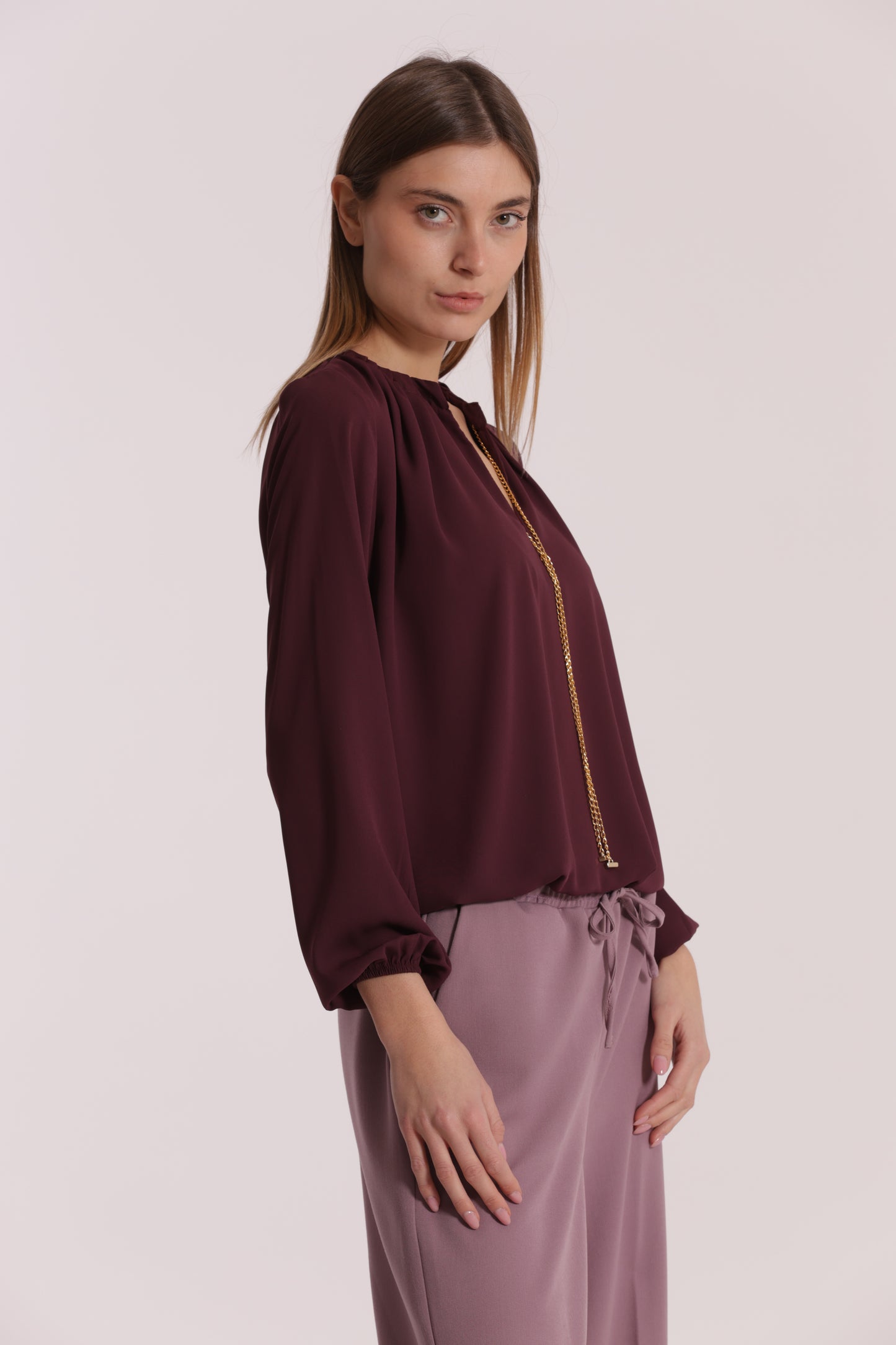 BLUSA CON DETTAGLIO CATENA REMOVIBILE