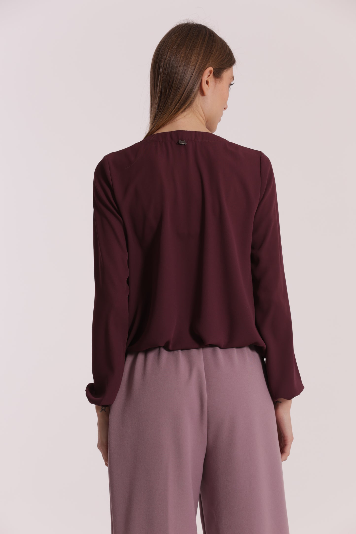 BLUSA CON DETTAGLIO CATENA REMOVIBILE
