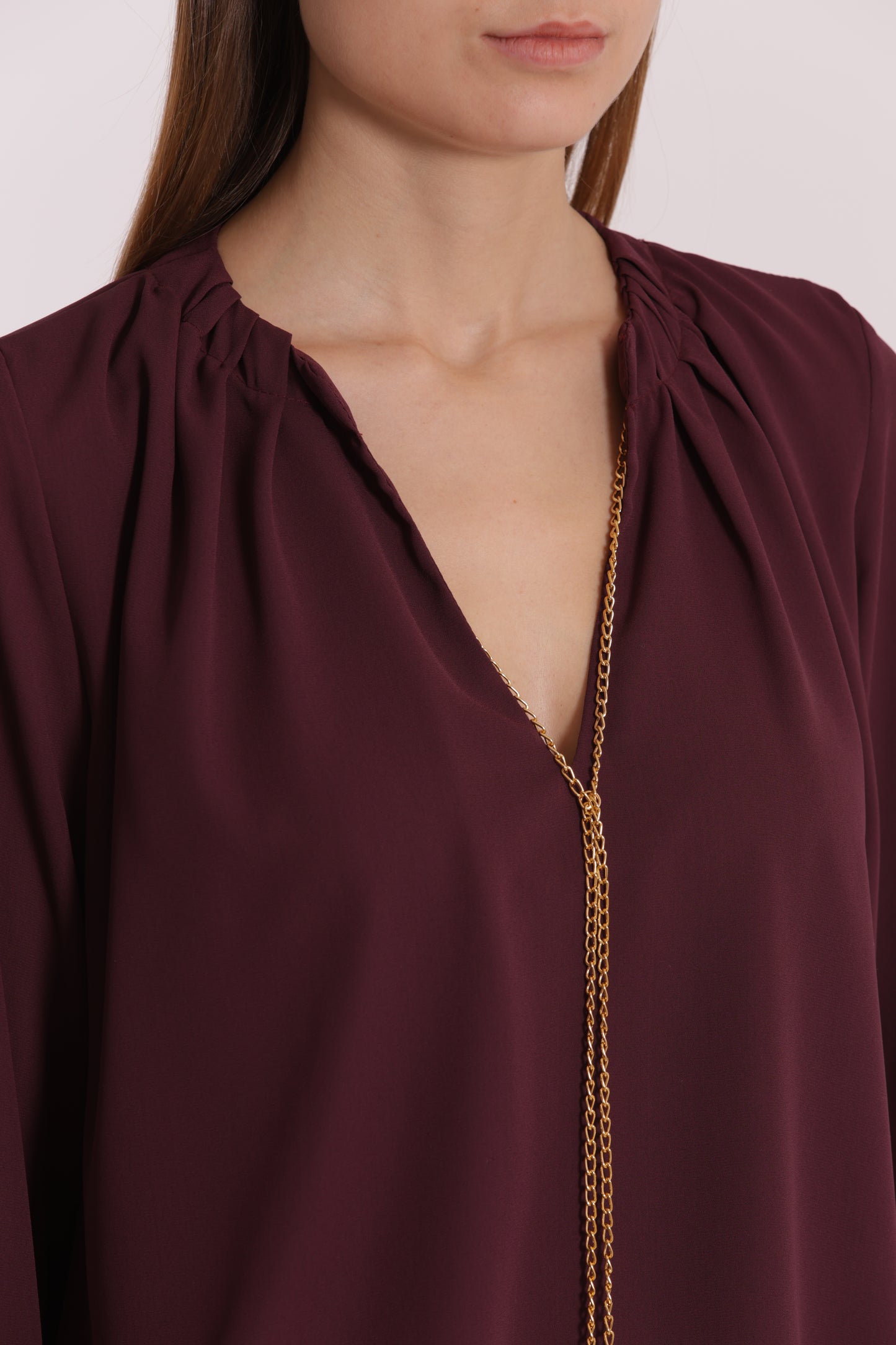 BLUSA CON DETTAGLIO CATENA REMOVIBILE