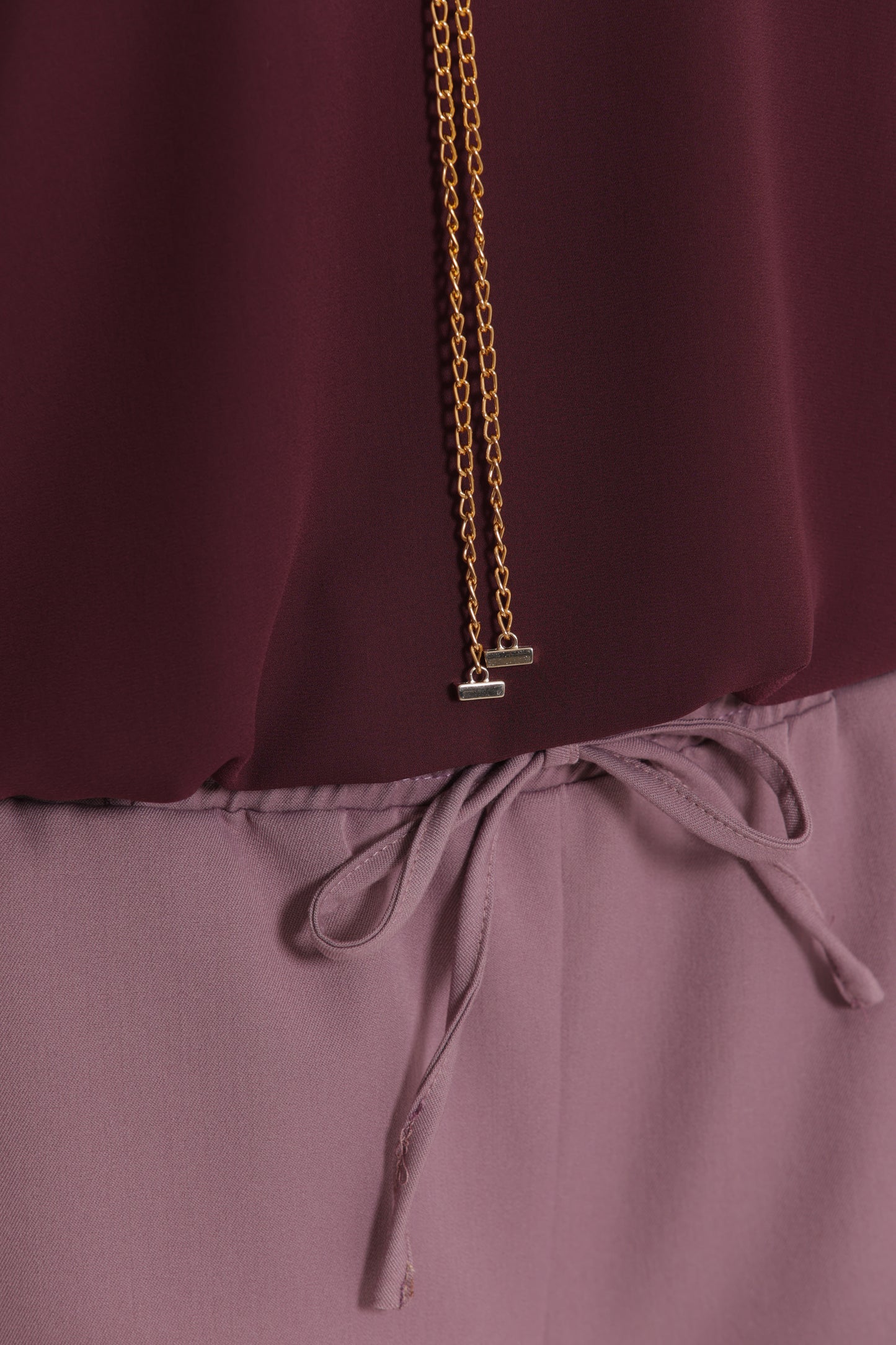 BLUSA CON DETTAGLIO CATENA REMOVIBILE