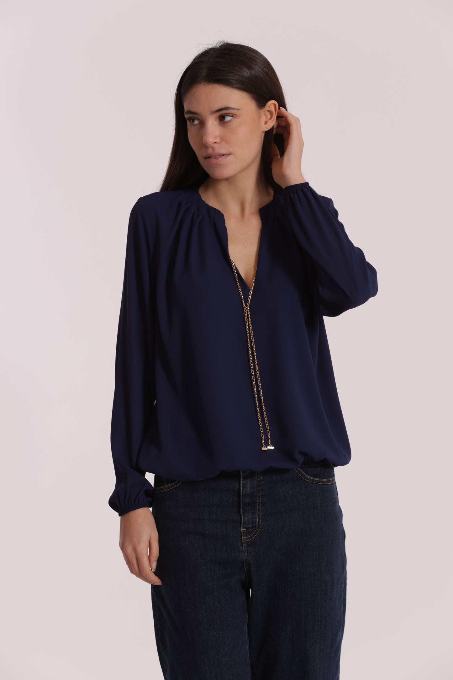 BLUSA CON DETTAGLIO CATENA REMOVIBILE