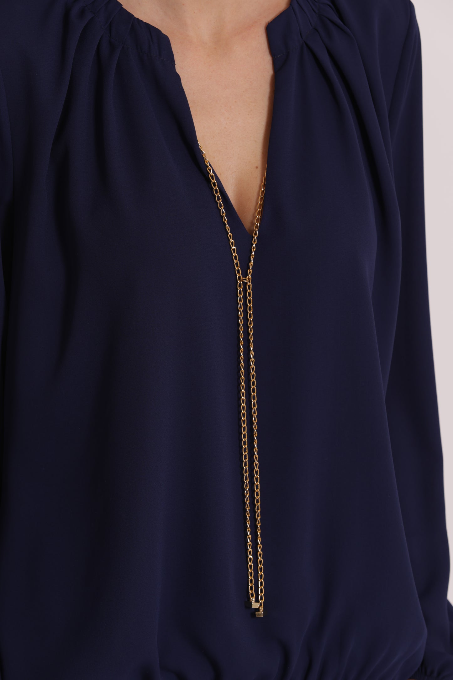 BLUSA CON DETTAGLIO CATENA REMOVIBILE