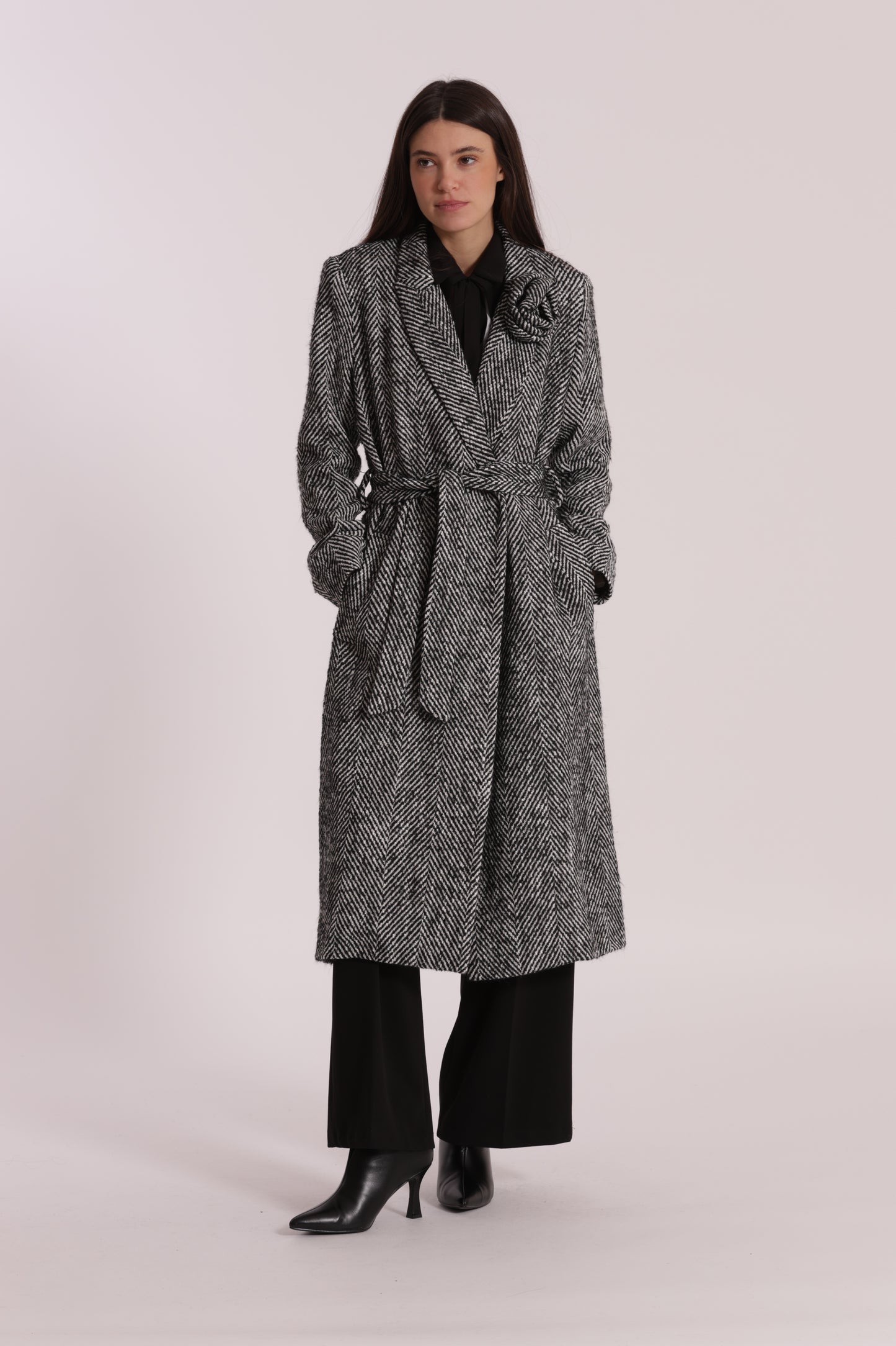 CAPPOTTO LUNGO SPIGATO CON FIORE SU COLLO