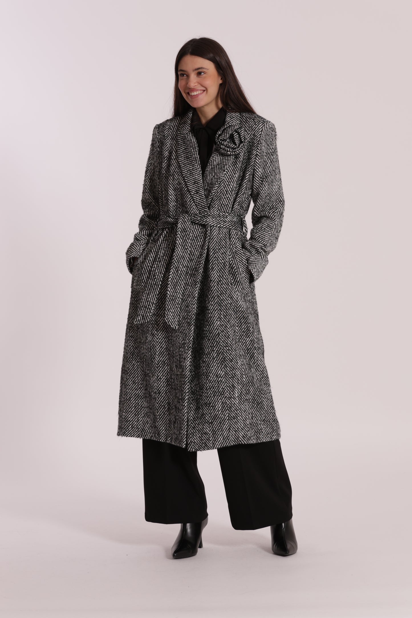 CAPPOTTO LUNGO SPIGATO CON FIORE SU COLLO