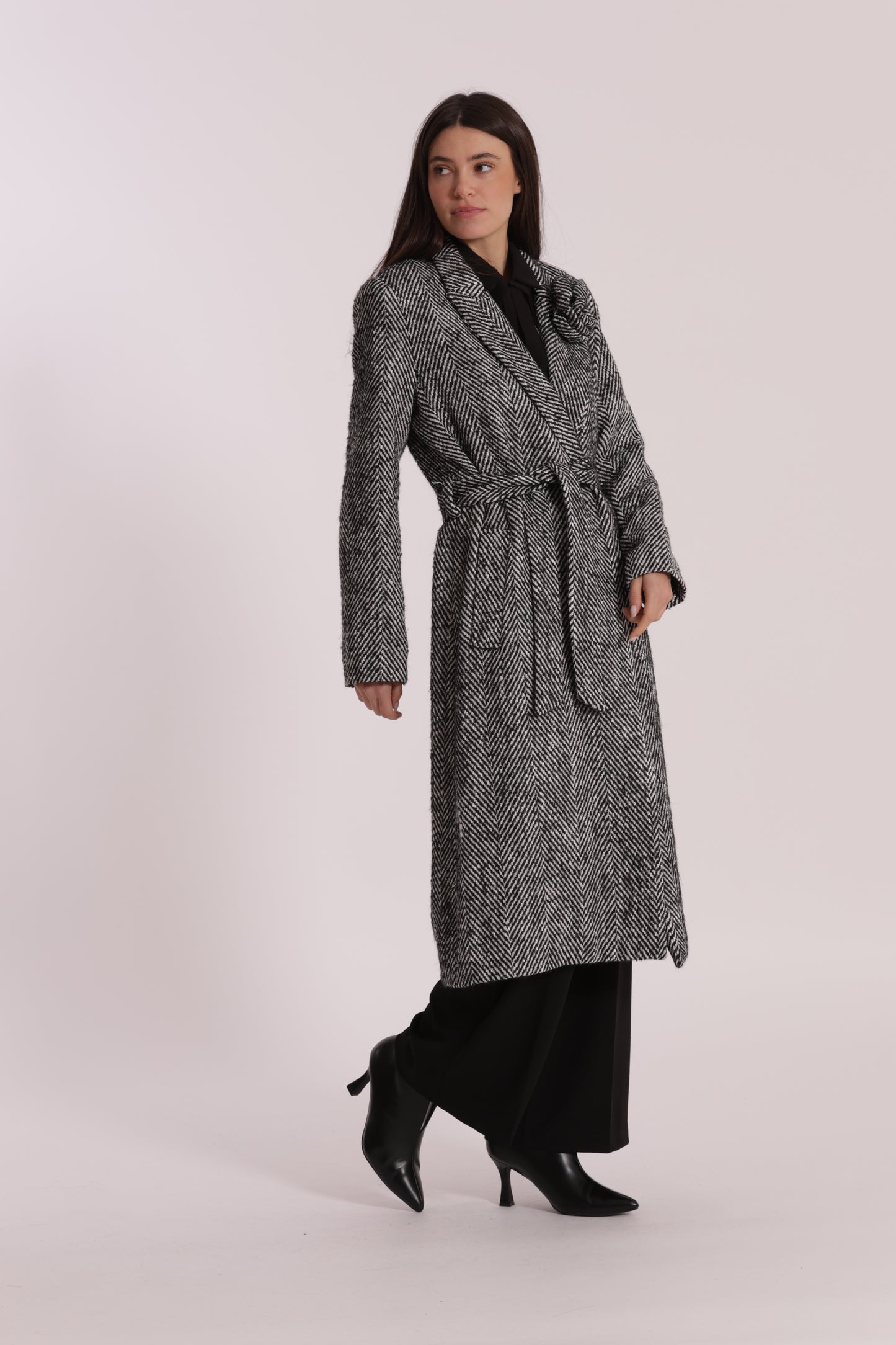 CAPPOTTO LUNGO SPIGATO CON FIORE SU COLLO