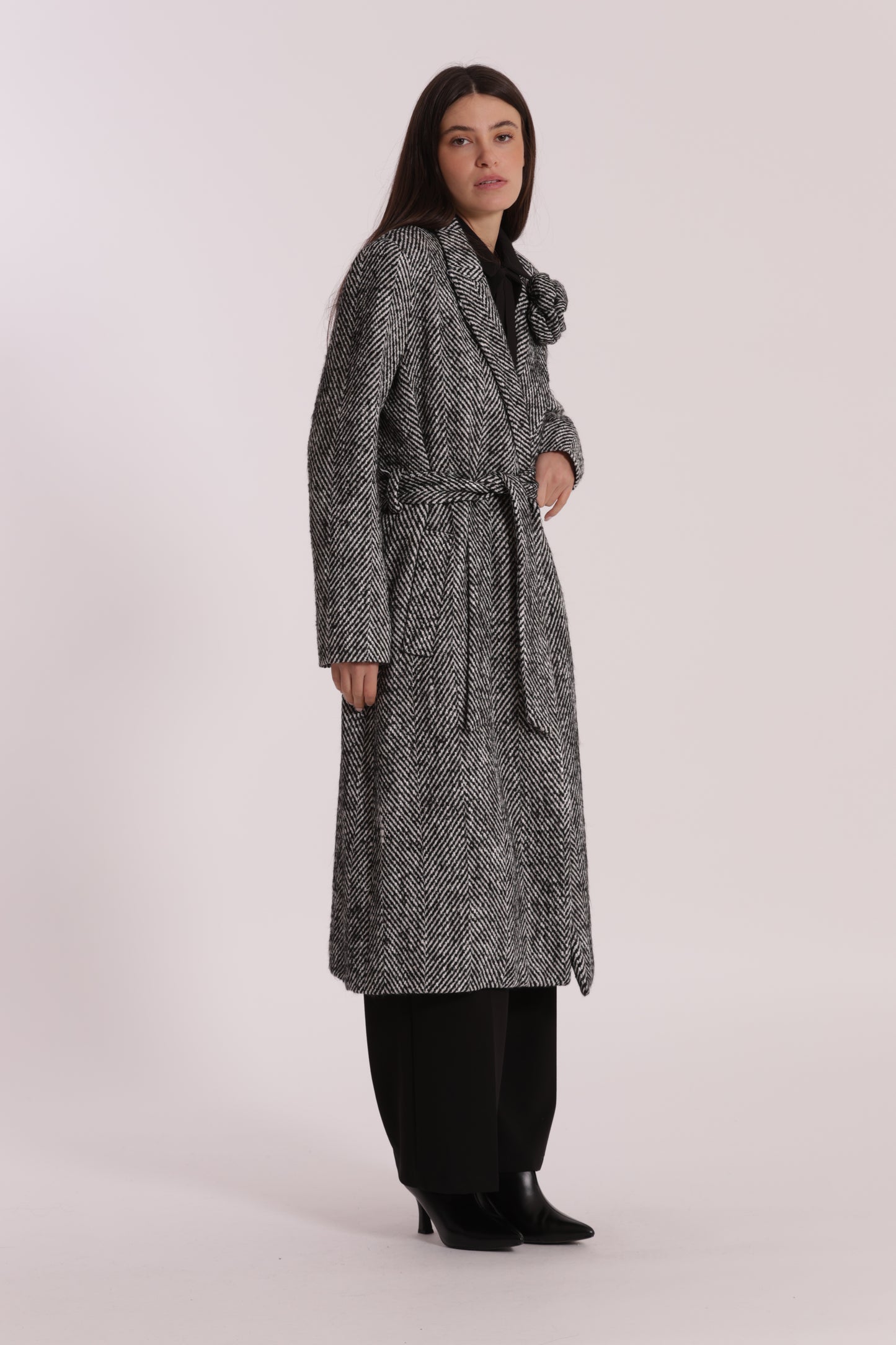 CAPPOTTO LUNGO SPIGATO CON FIORE SU COLLO