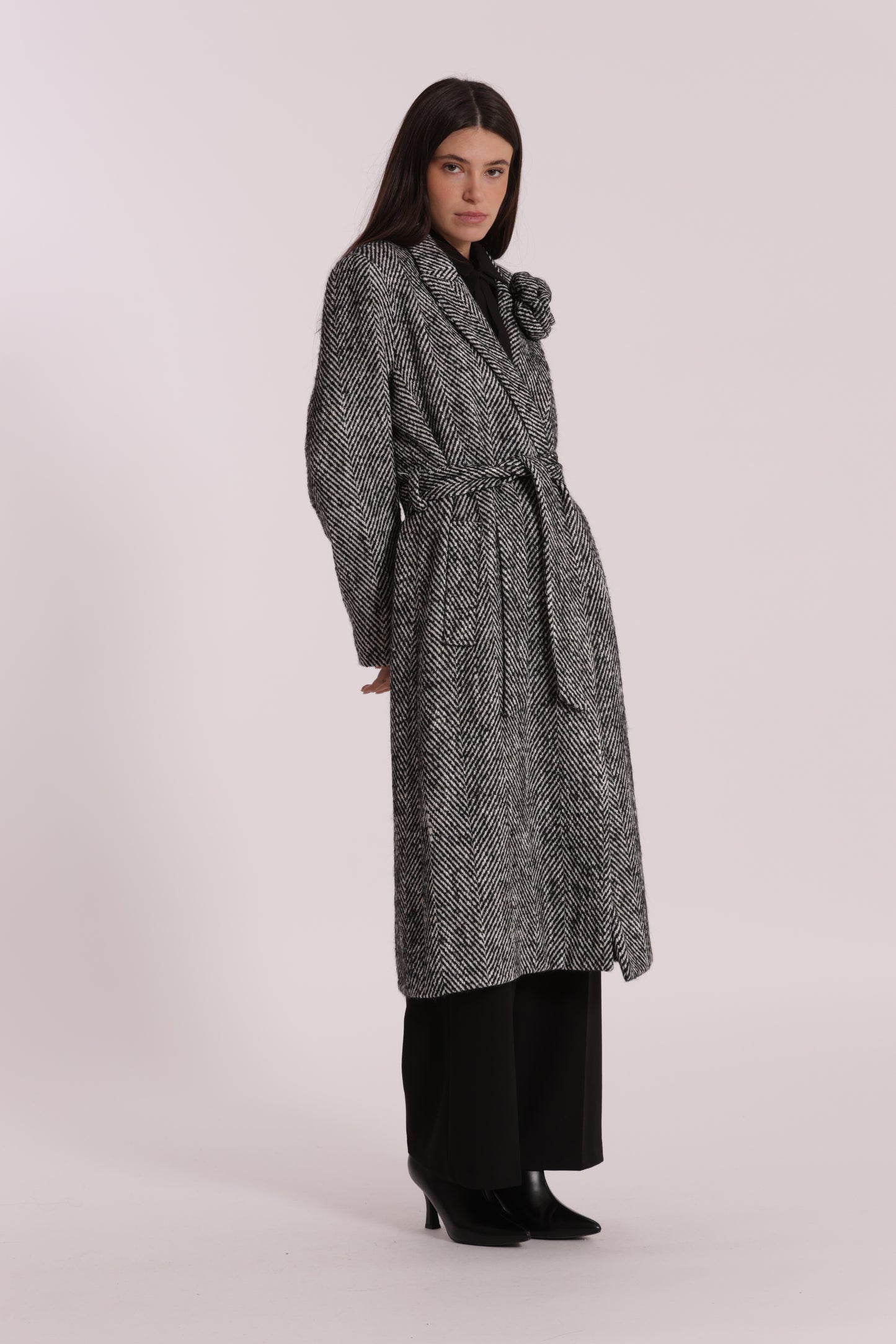CAPPOTTO LUNGO SPIGATO CON FIORE SU COLLO