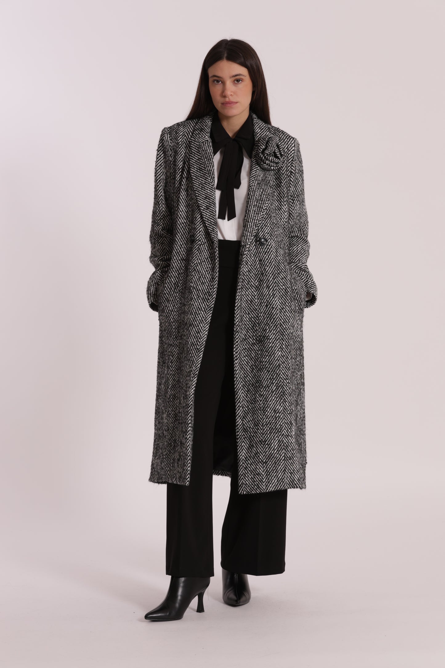 CAPPOTTO LUNGO SPIGATO CON FIORE SU COLLO