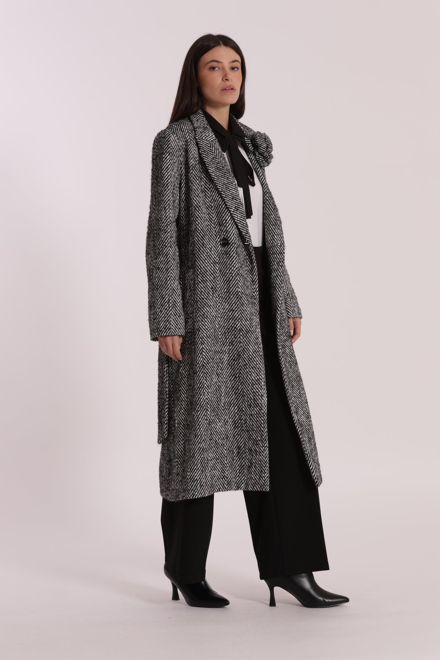 CAPPOTTO LUNGO SPIGATO CON FIORE SU COLLO