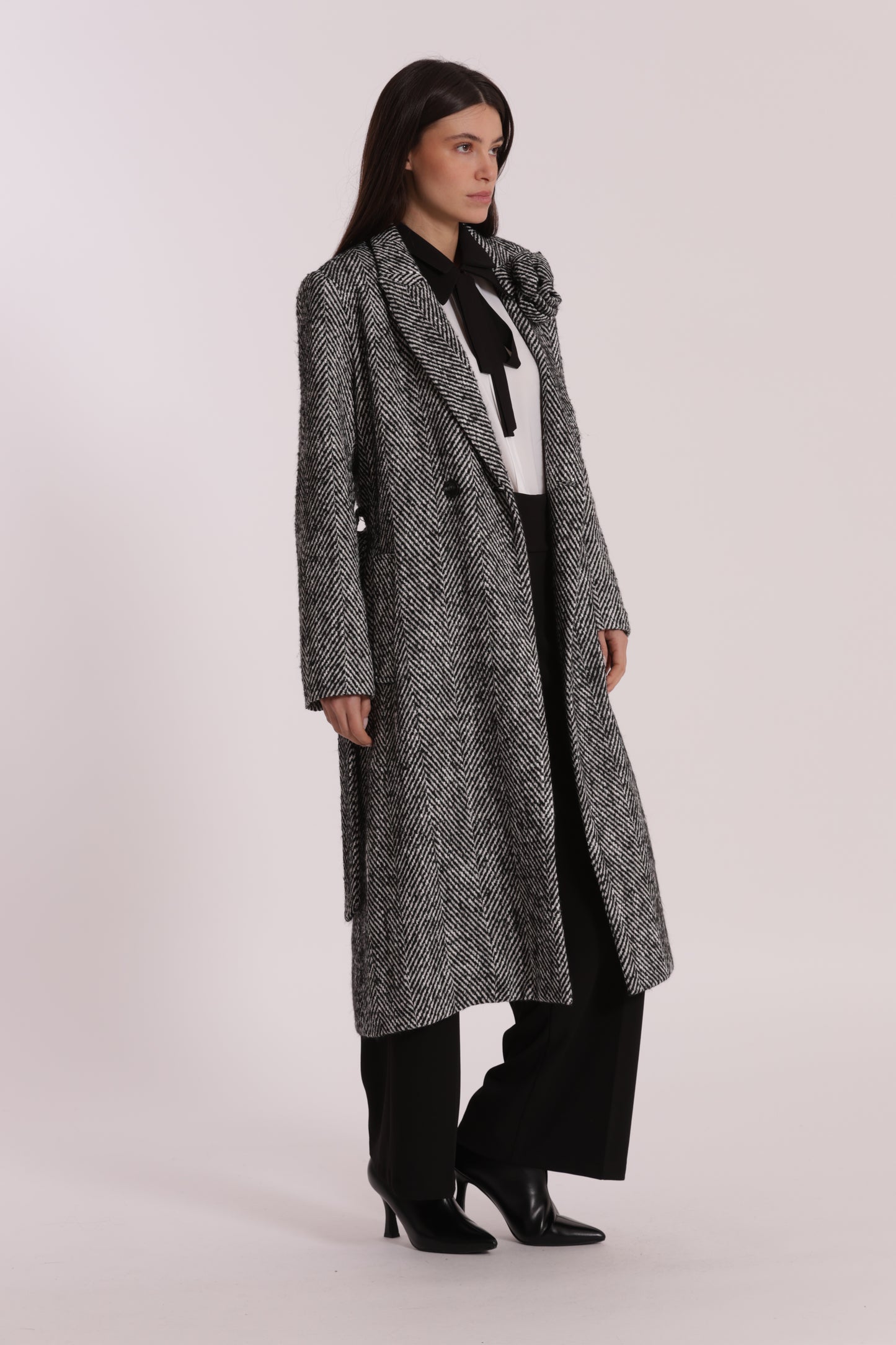 CAPPOTTO LUNGO SPIGATO CON FIORE SU COLLO