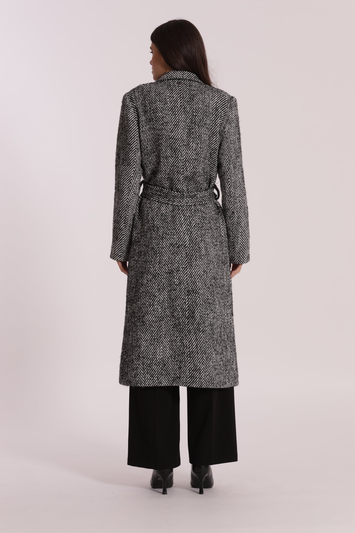CAPPOTTO LUNGO SPIGATO CON FIORE SU COLLO