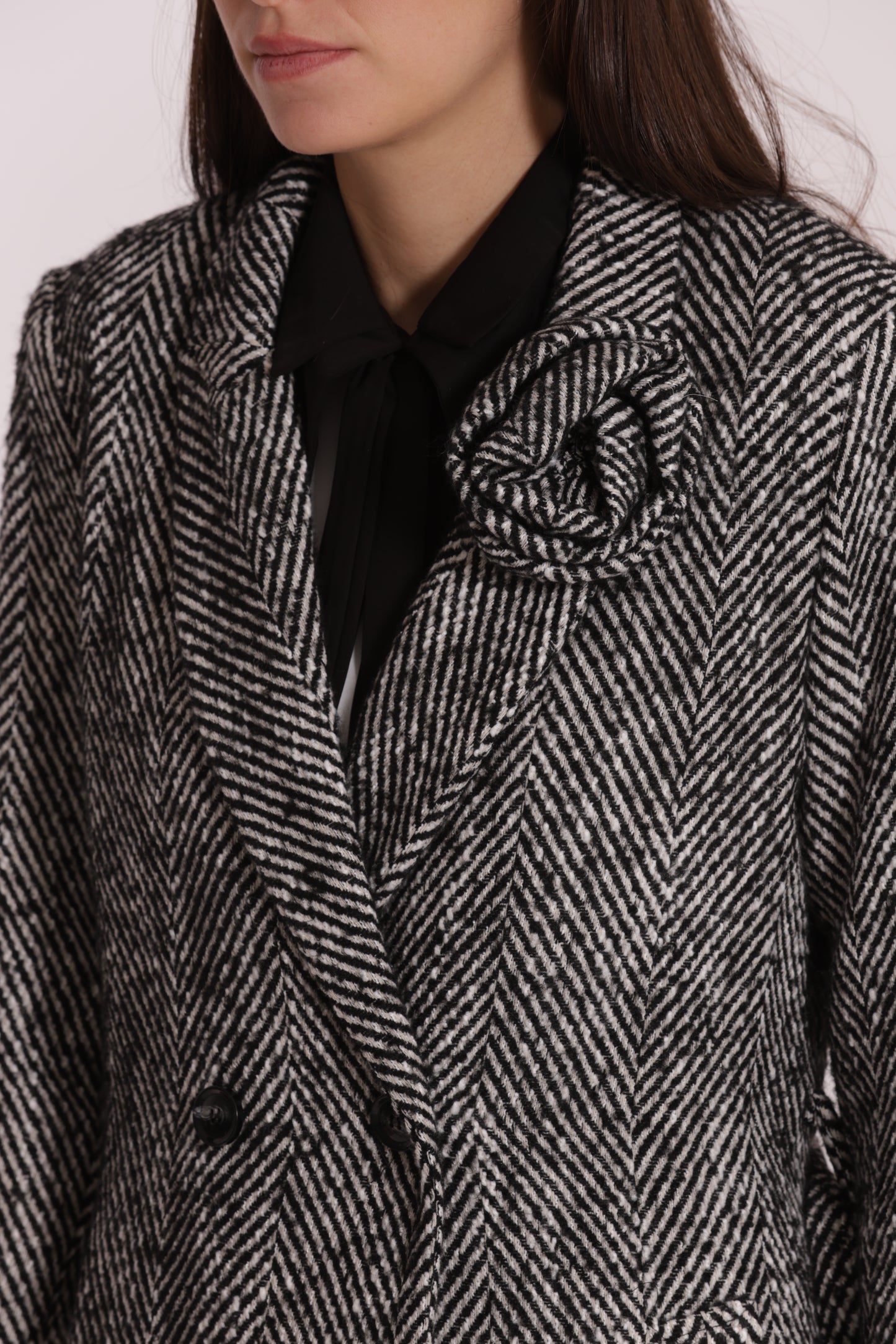 CAPPOTTO LUNGO SPIGATO CON FIORE SU COLLO