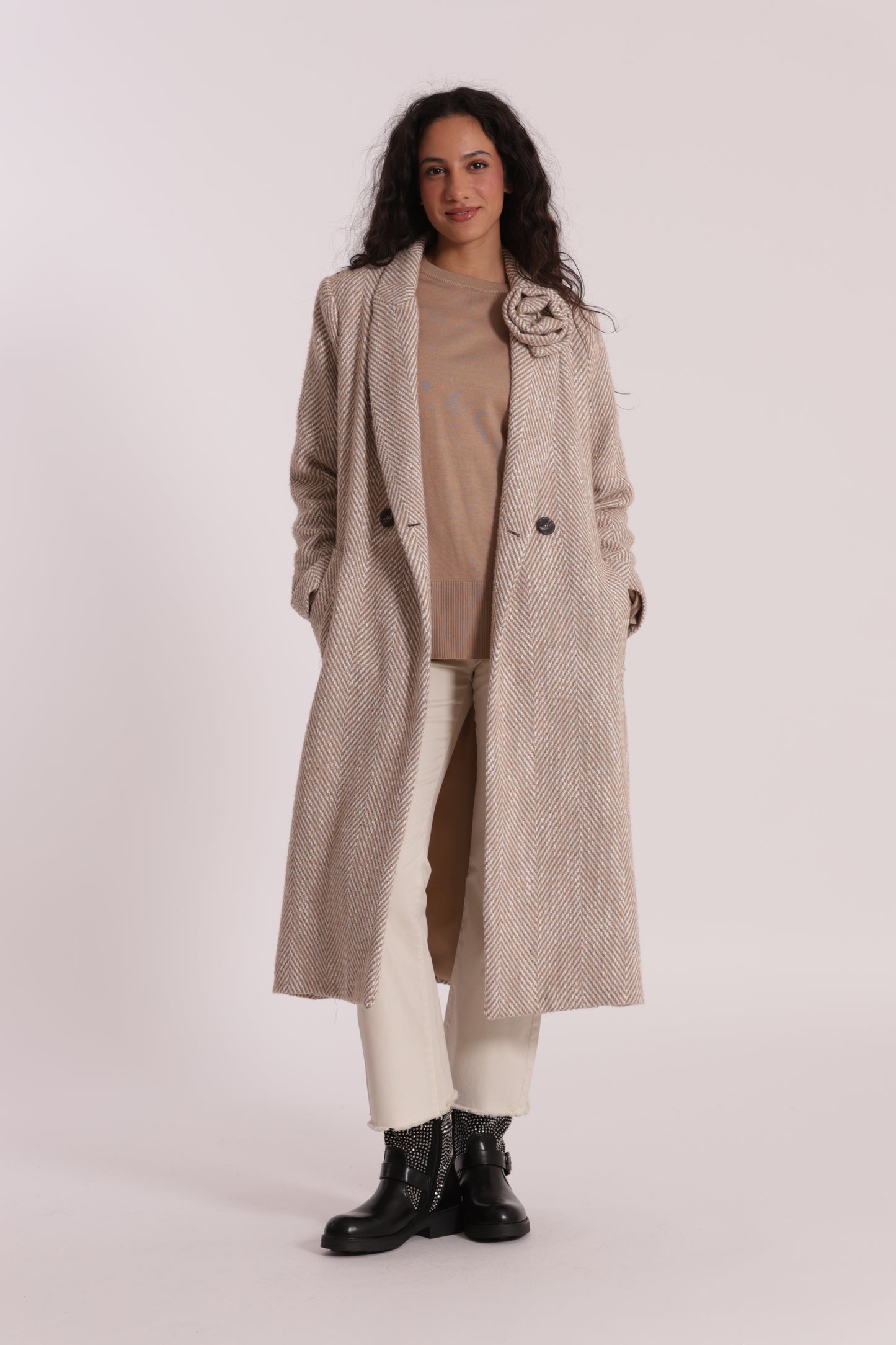 CAPPOTTO LUNGO SPIGATO CON FIORE SU COLLO