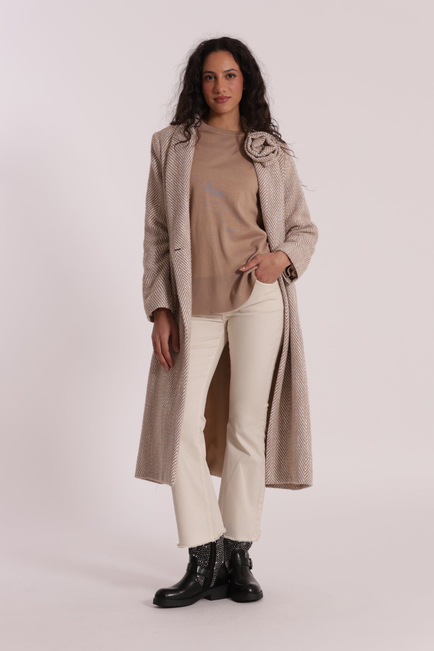 CAPPOTTO LUNGO SPIGATO CON FIORE SU COLLO