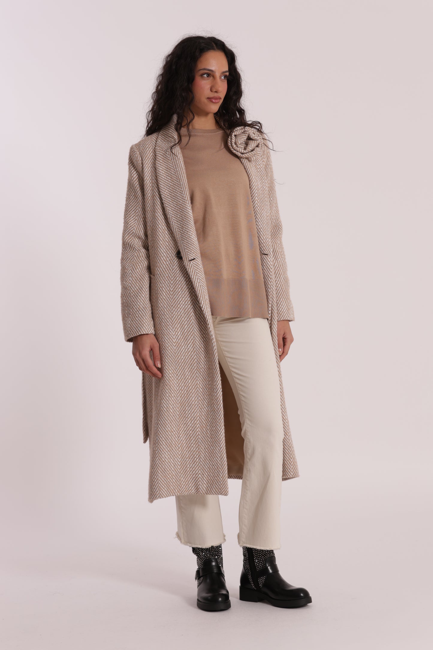 CAPPOTTO LUNGO SPIGATO CON FIORE SU COLLO