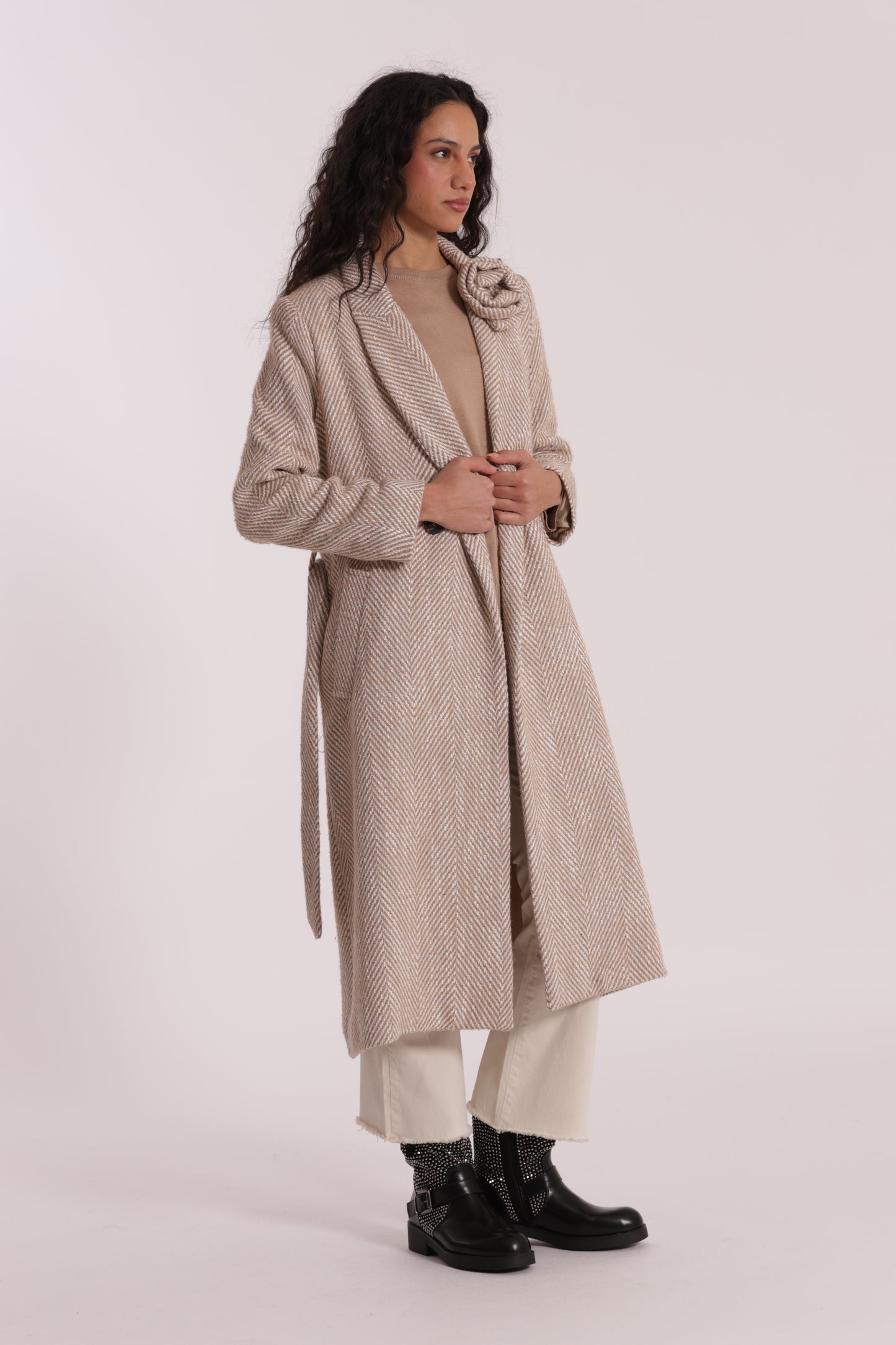 CAPPOTTO LUNGO SPIGATO CON FIORE SU COLLO