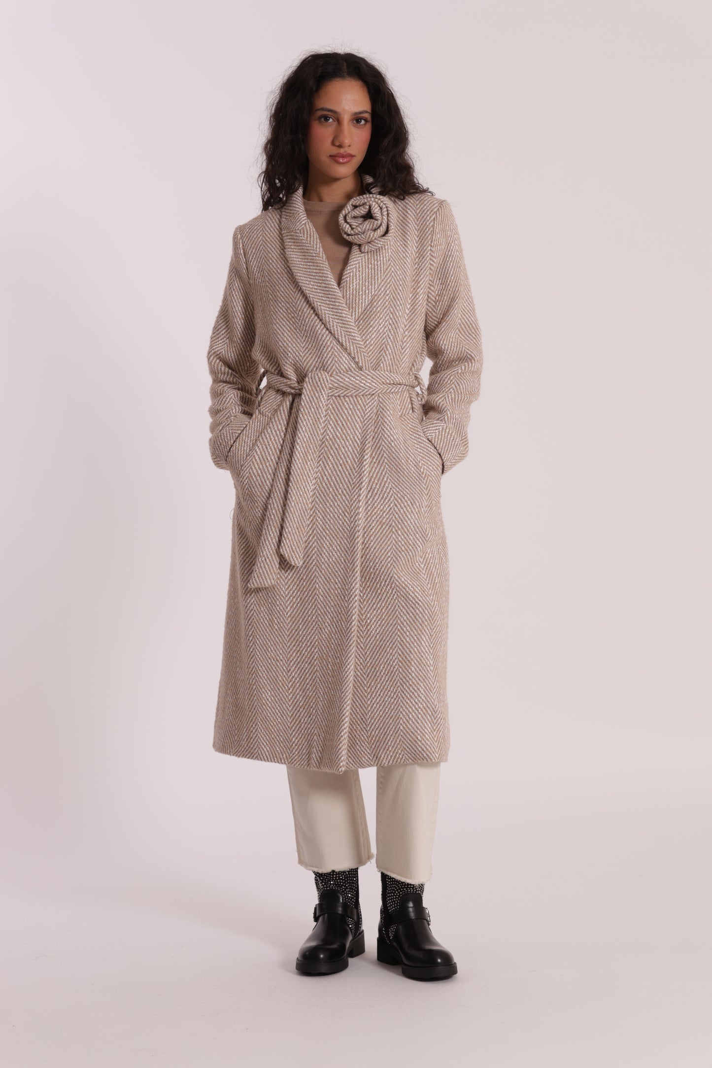 CAPPOTTO LUNGO SPIGATO CON FIORE SU COLLO