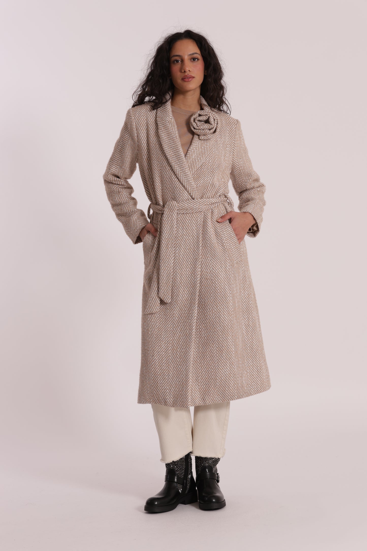 CAPPOTTO LUNGO SPIGATO CON FIORE SU COLLO