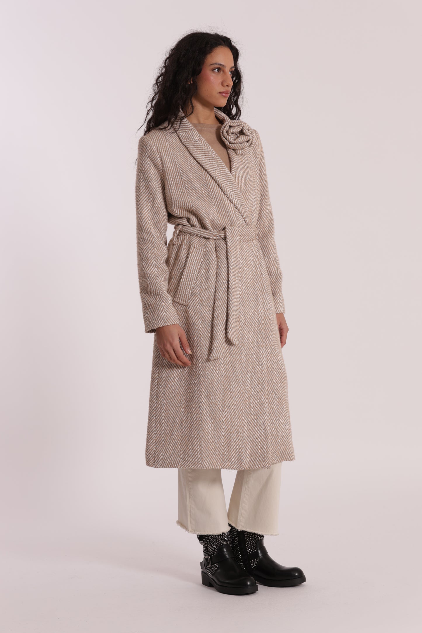 CAPPOTTO LUNGO SPIGATO CON FIORE SU COLLO