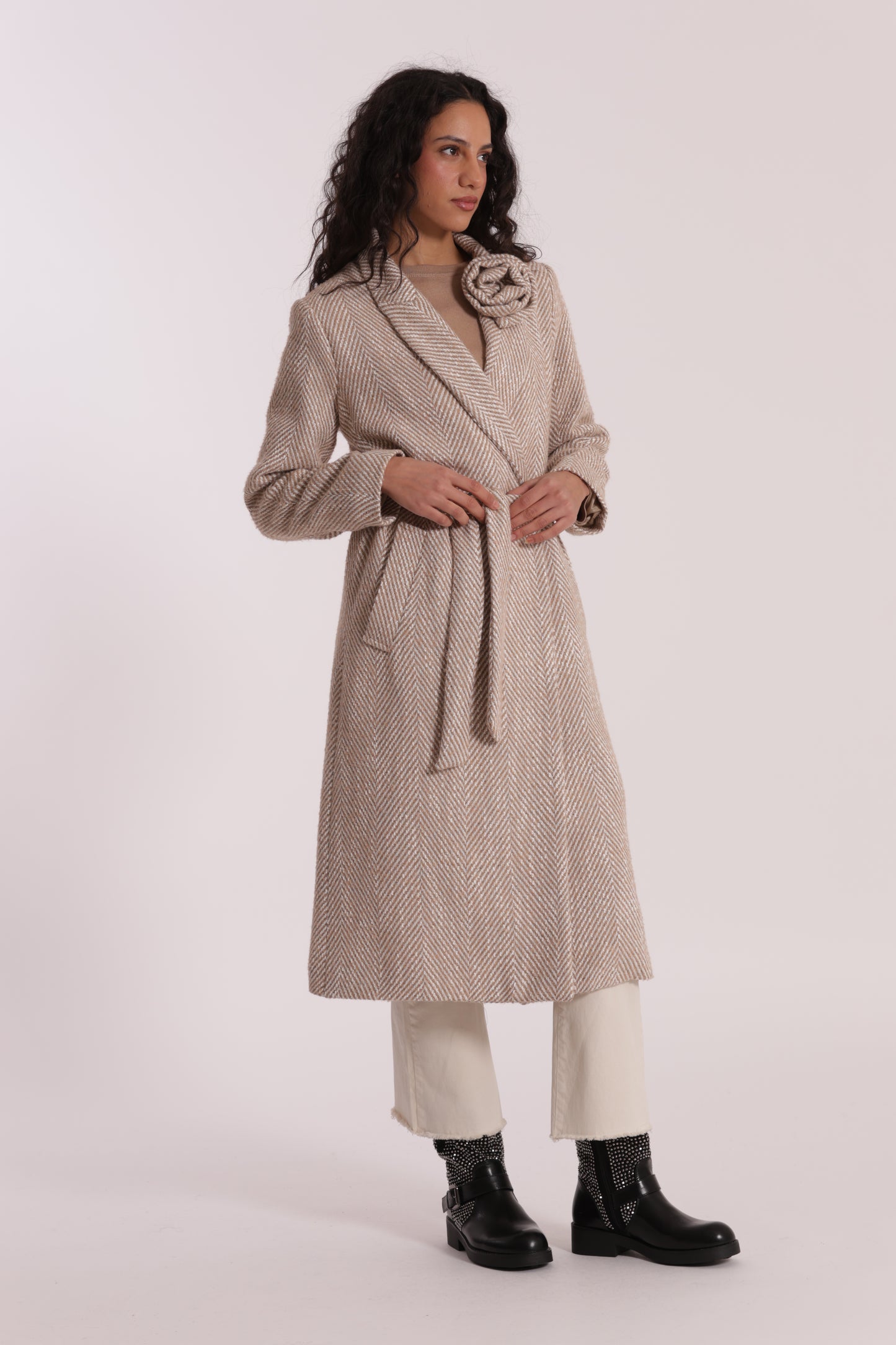 CAPPOTTO LUNGO SPIGATO CON FIORE SU COLLO