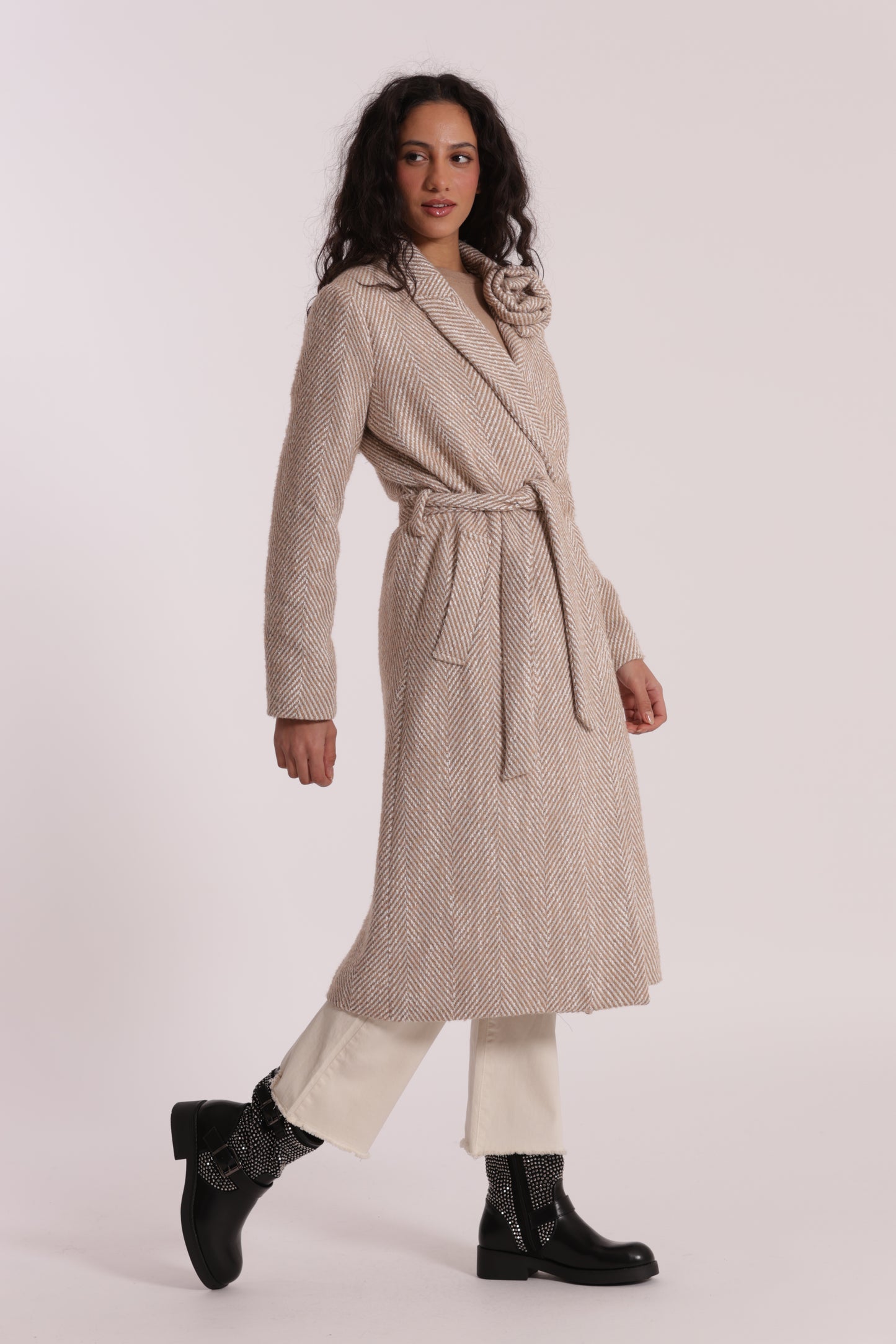 CAPPOTTO LUNGO SPIGATO CON FIORE SU COLLO