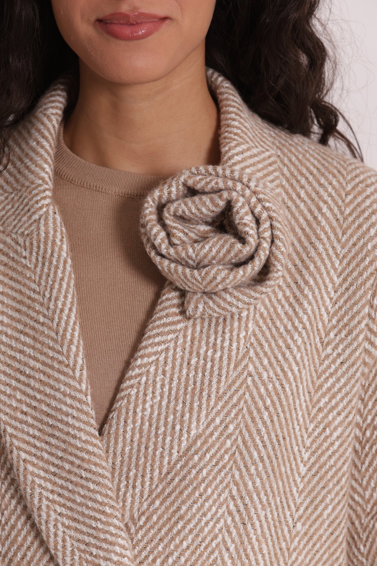CAPPOTTO LUNGO SPIGATO CON FIORE SU COLLO