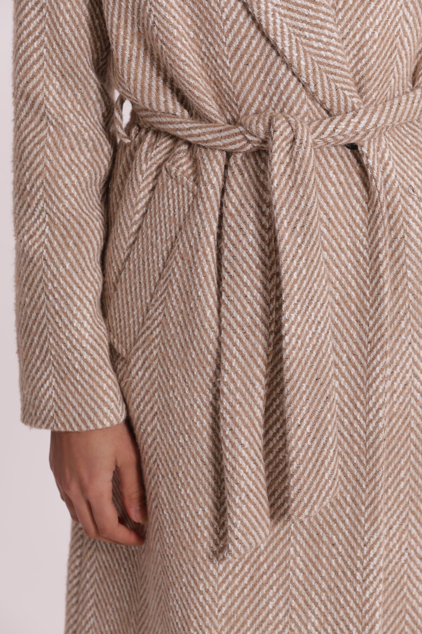 CAPPOTTO LUNGO SPIGATO CON FIORE SU COLLO
