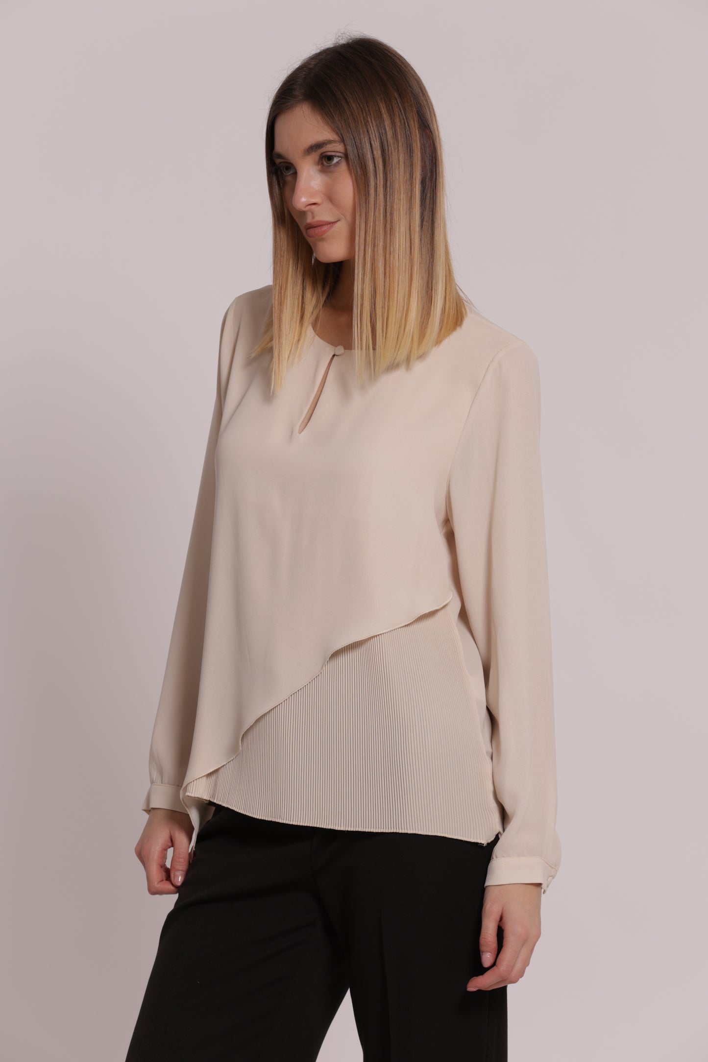 BLUSA CON APERTURA FRONTALE DIAGONALE
