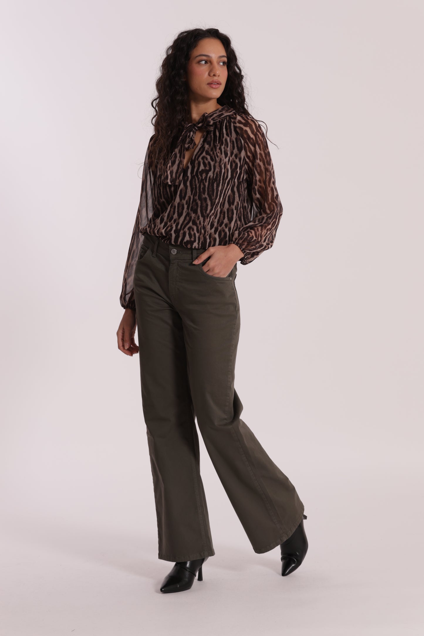 PANTALONE DRITTO CON TASCA QUADRATA IN GABARDINA
