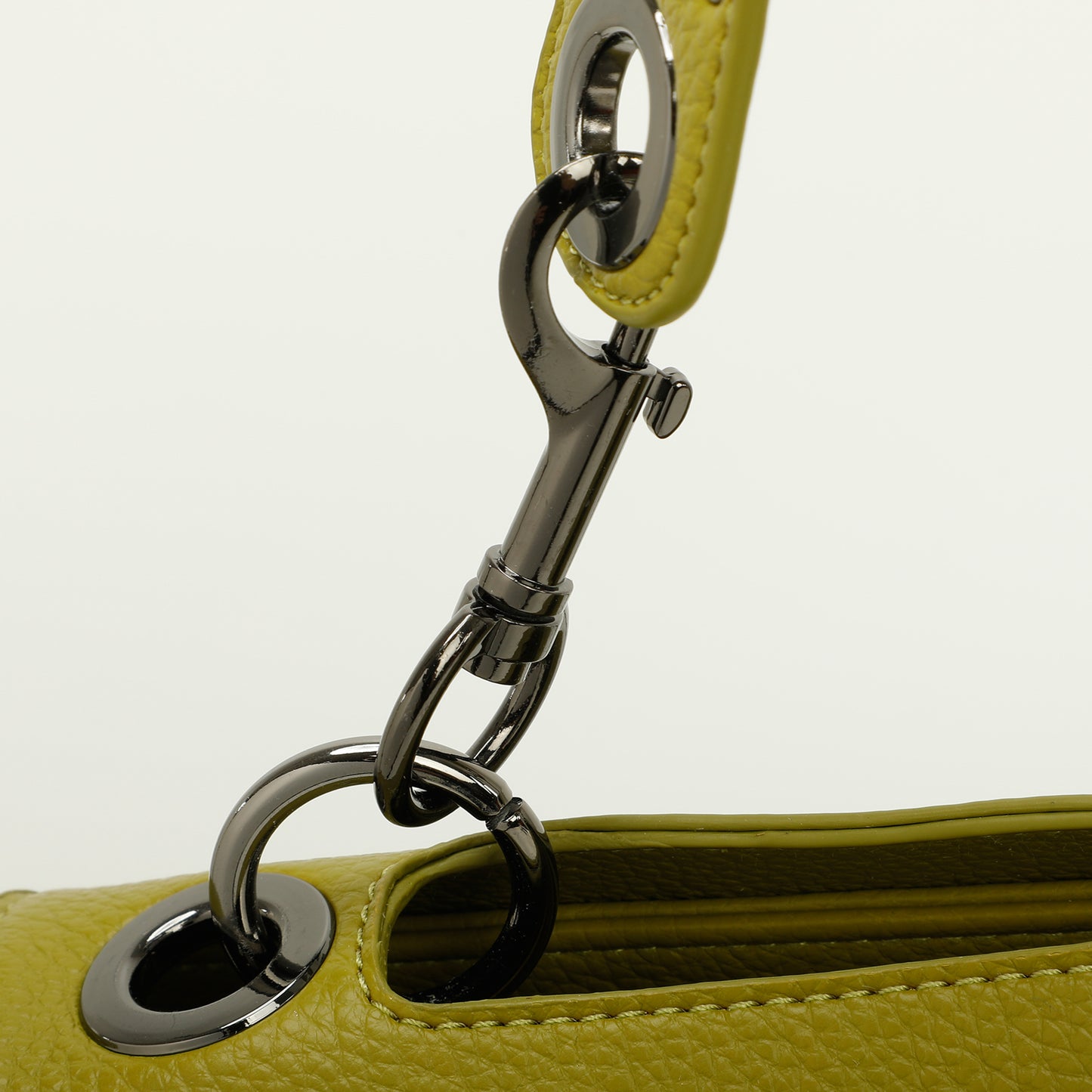 BORSA A MANO CON DETTAGLIO ANELLI