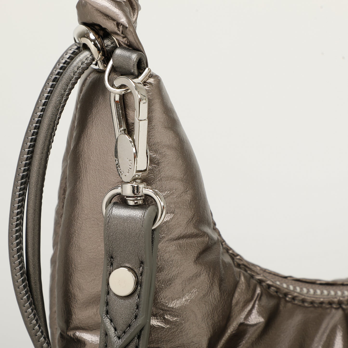 BORSA HOBO IN NYLON CON MANICO ARRICCIATO