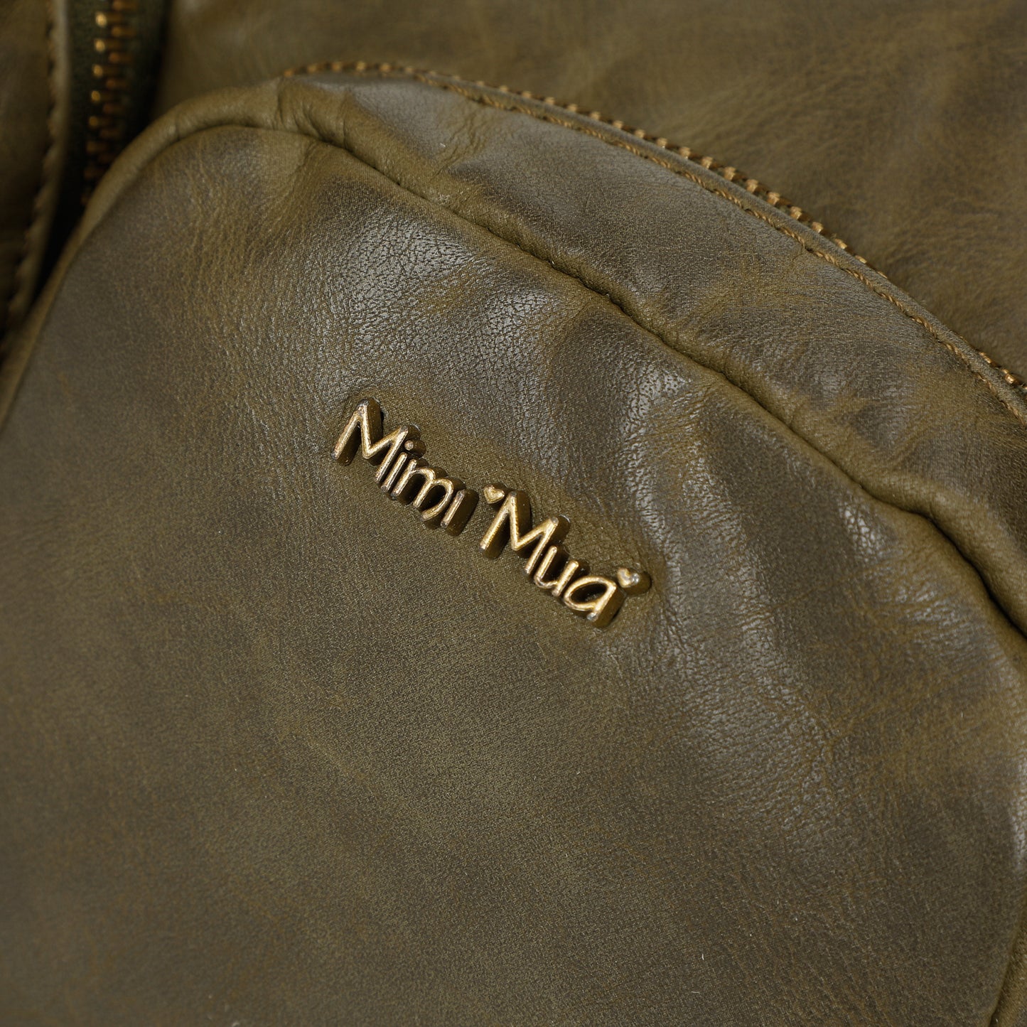 BORSA A SPALLA CON TASCHE