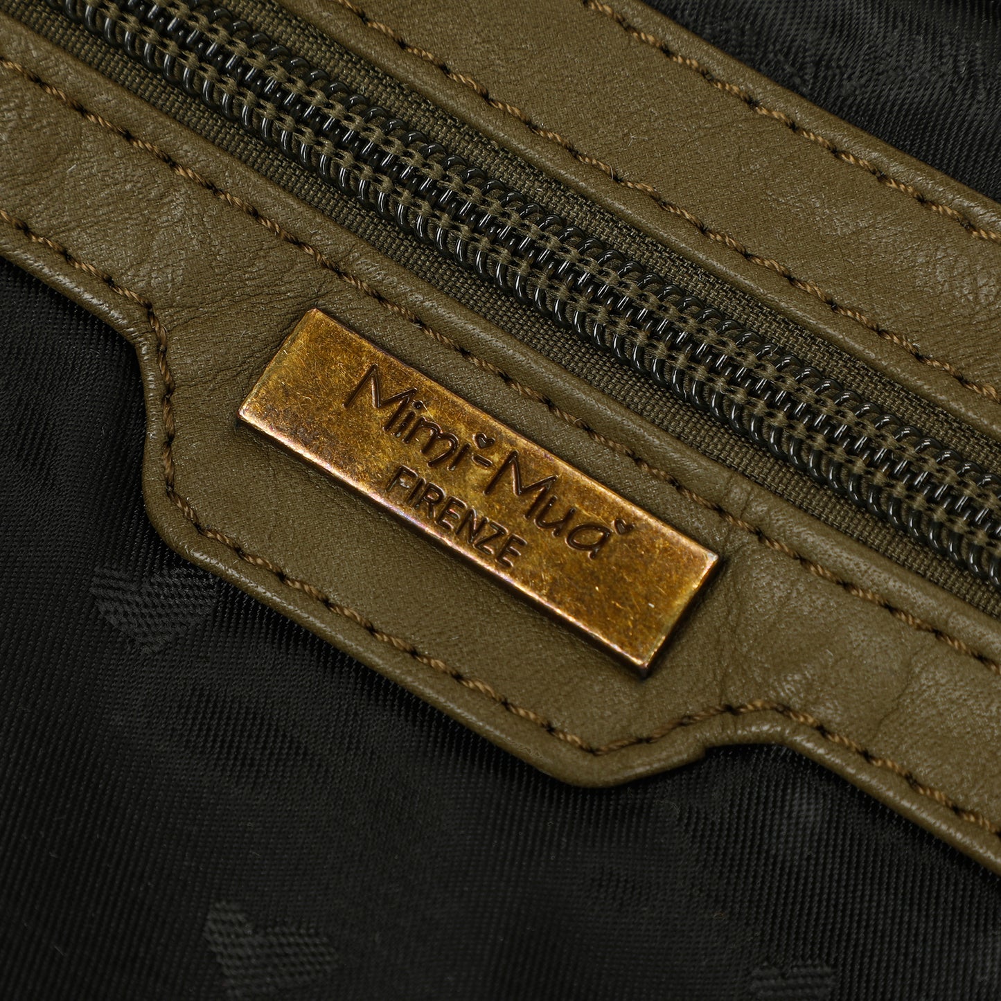 BORSA A SPALLA CON TASCHE