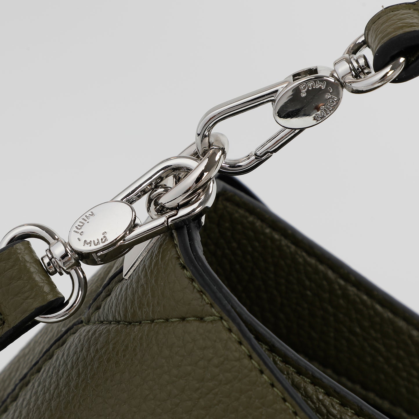 BORSA A SPALLA MEDIA CON BORDI NERI