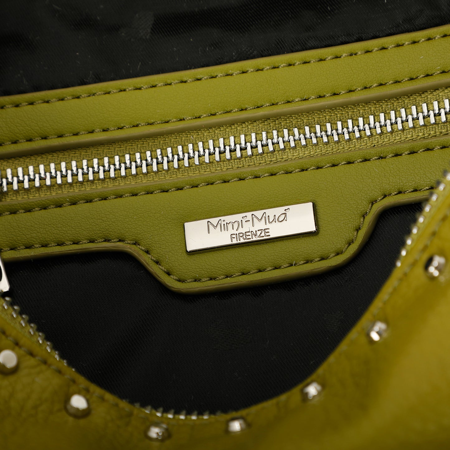 BORSA A MARSUPIO CON DETTAGLIO BORCHIE