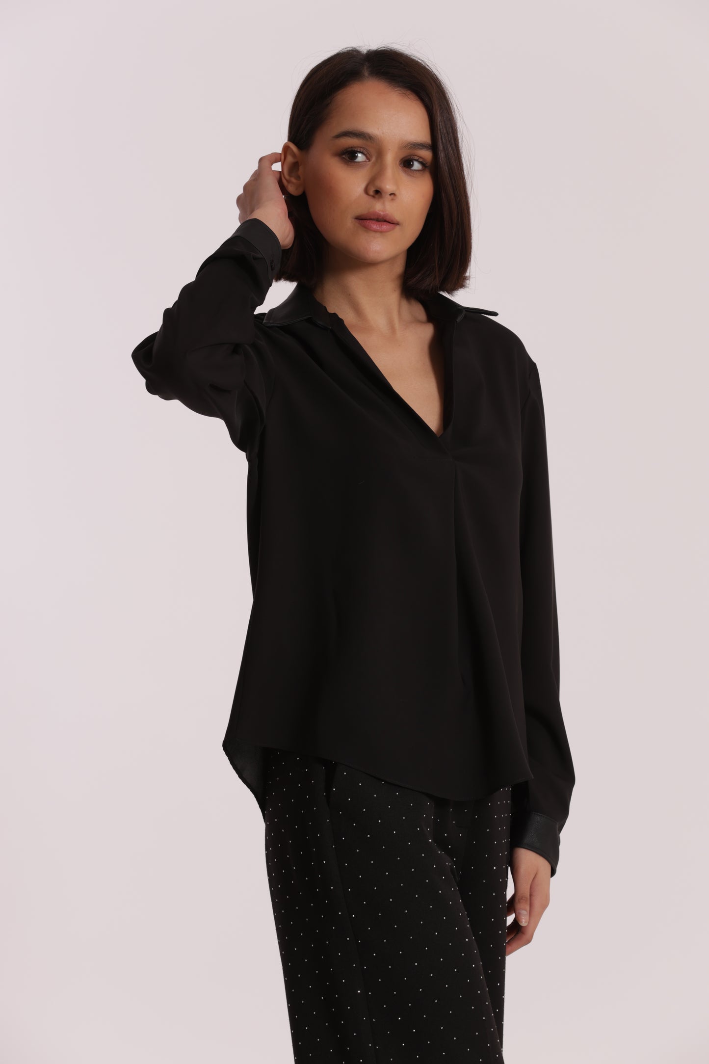 BLUSA CON COLLETTO DETTAGLI IN SIMIL PELLE