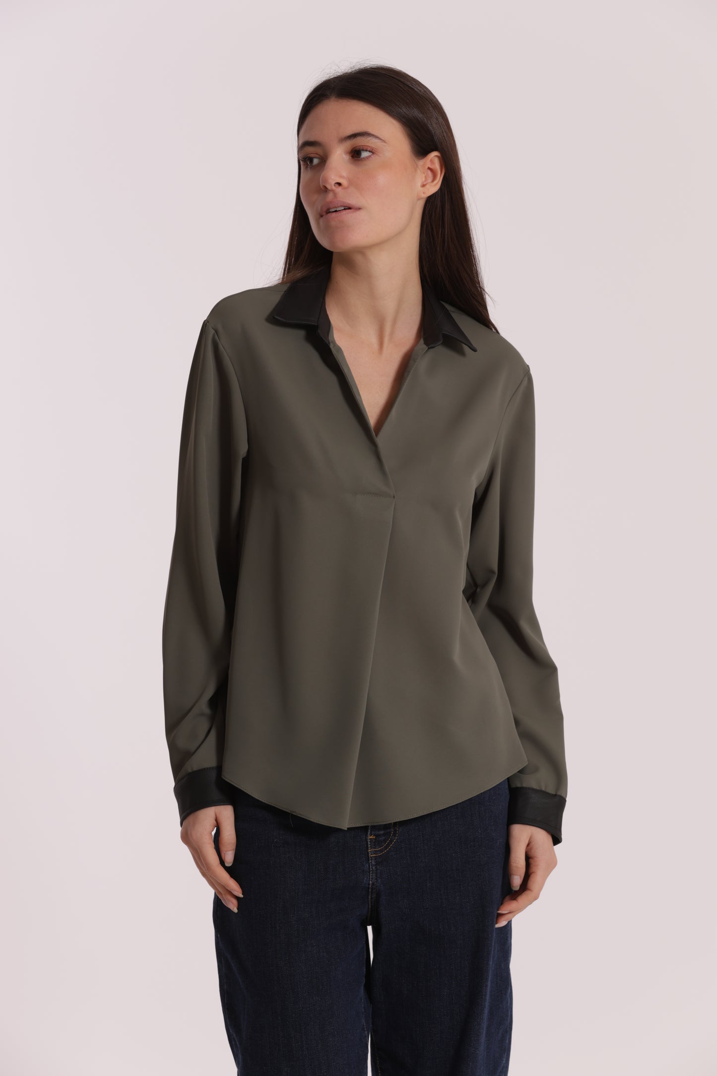BLUSA CON COLLETTO DETTAGLI IN SIMIL PELLE